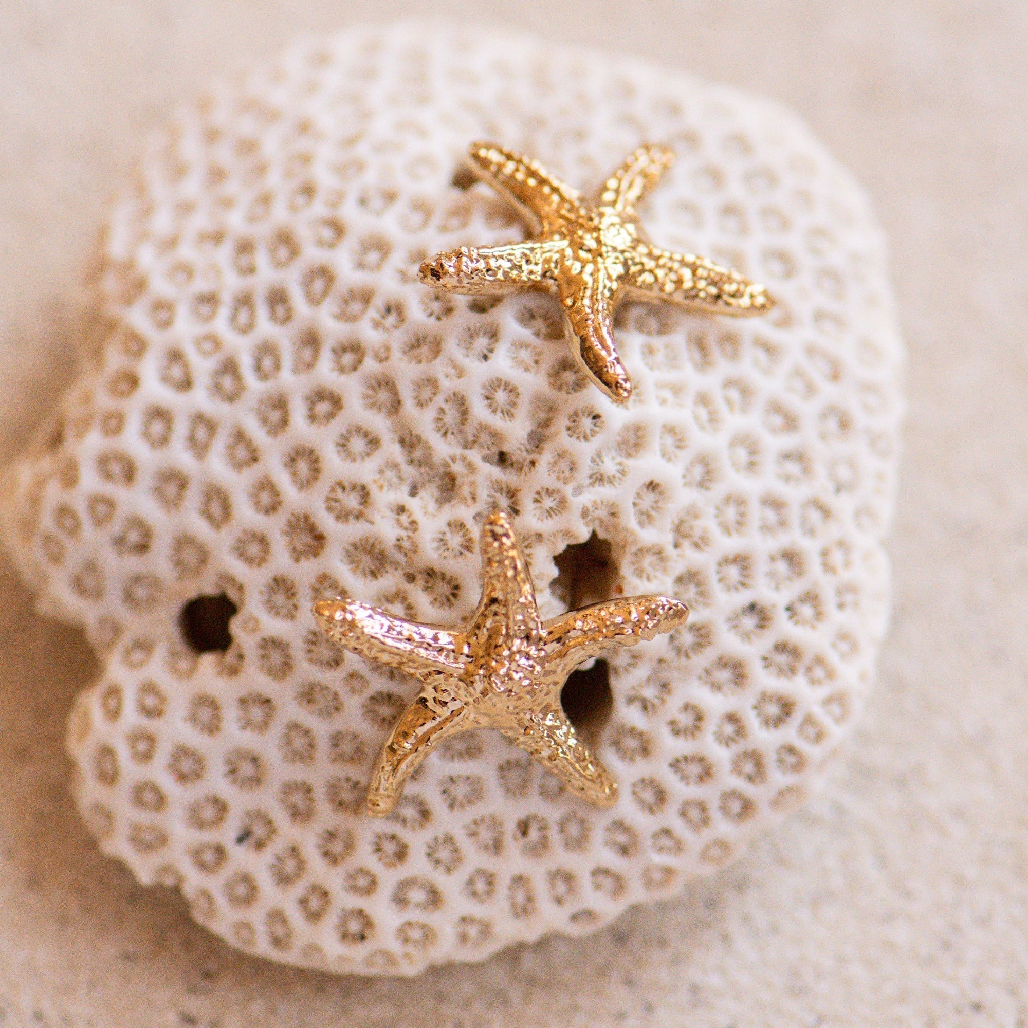 Peut-on porter ses bijoux à la plage ? Ce qu’il faut savoir avant de plonger