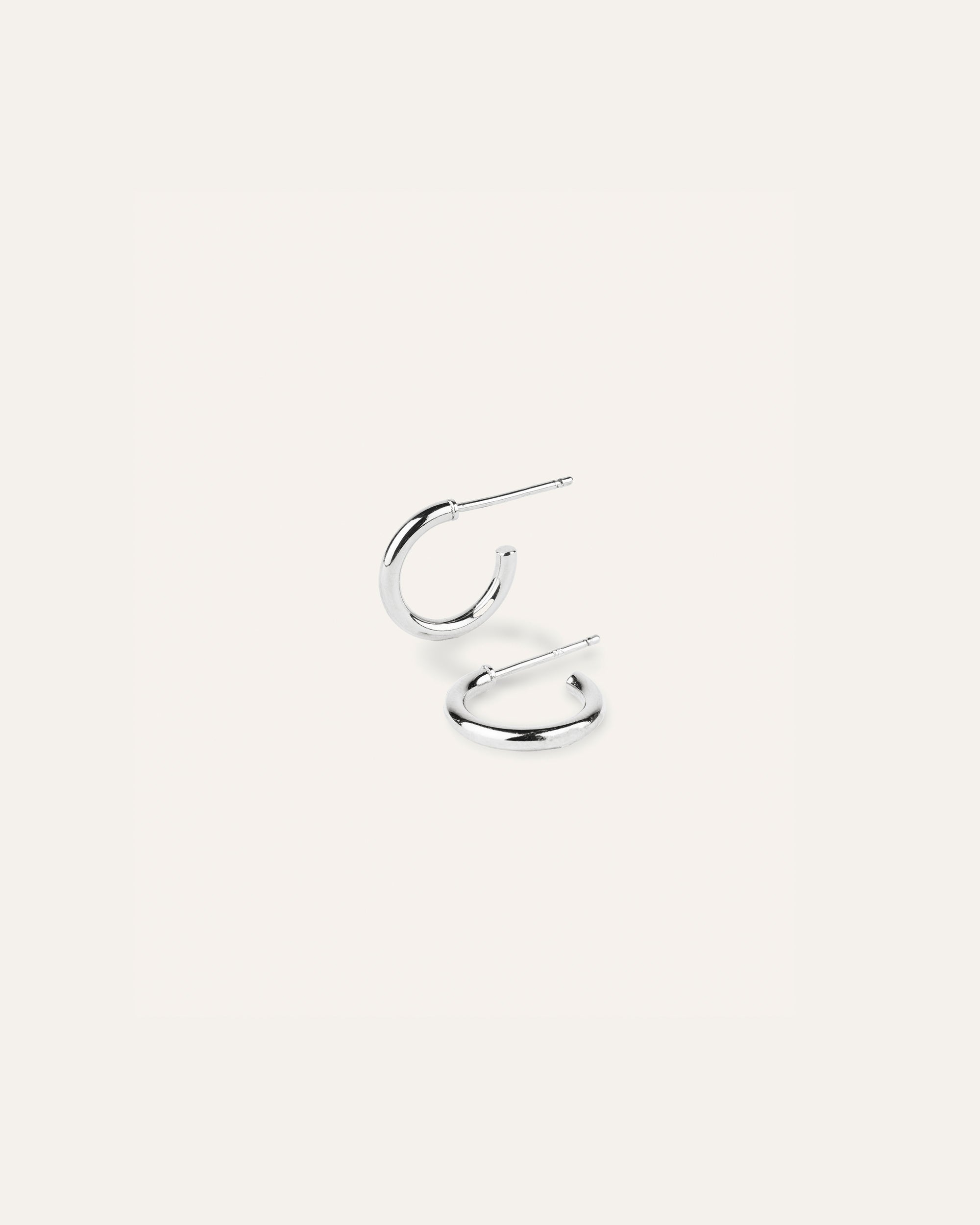 Mini créoles fines en anneau en argent massif 925 et made in France.
