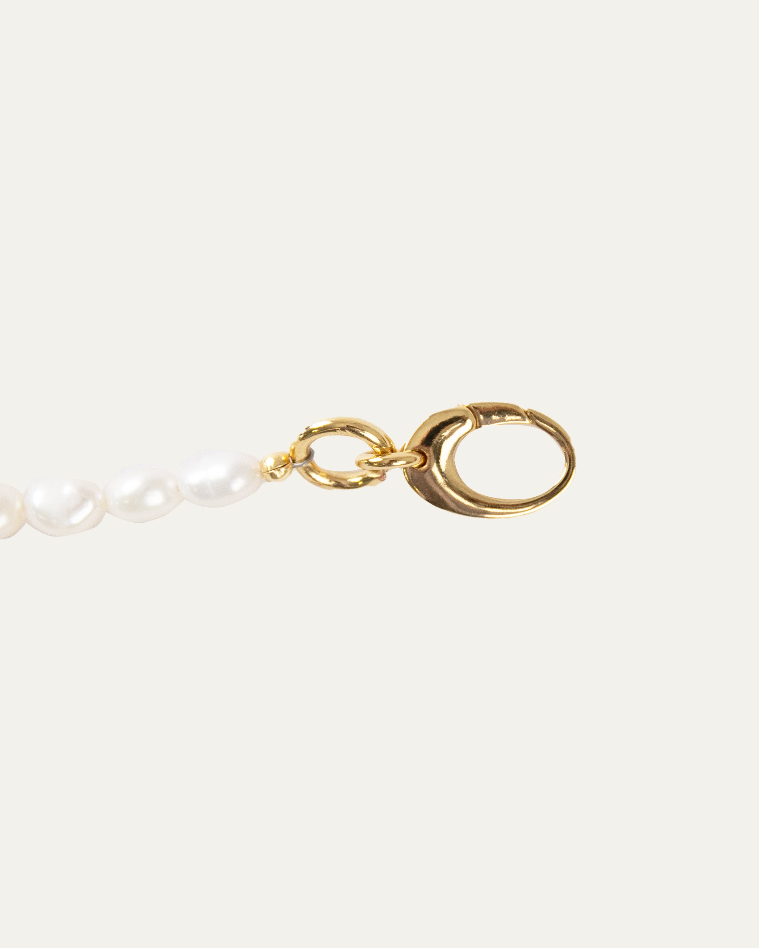 Bracelet orné de perles de culture ovale avec un fermoir en crochet, en plaqué or 3 microns 18 carats made in France.