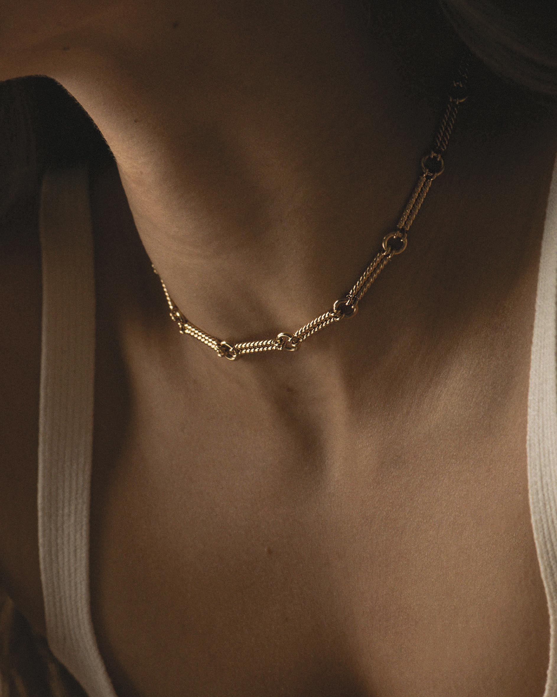 Choker mit gedrehter Stabkette und runden Gliedern, 18-Karat vergoldet (3 Mikron), made in France.