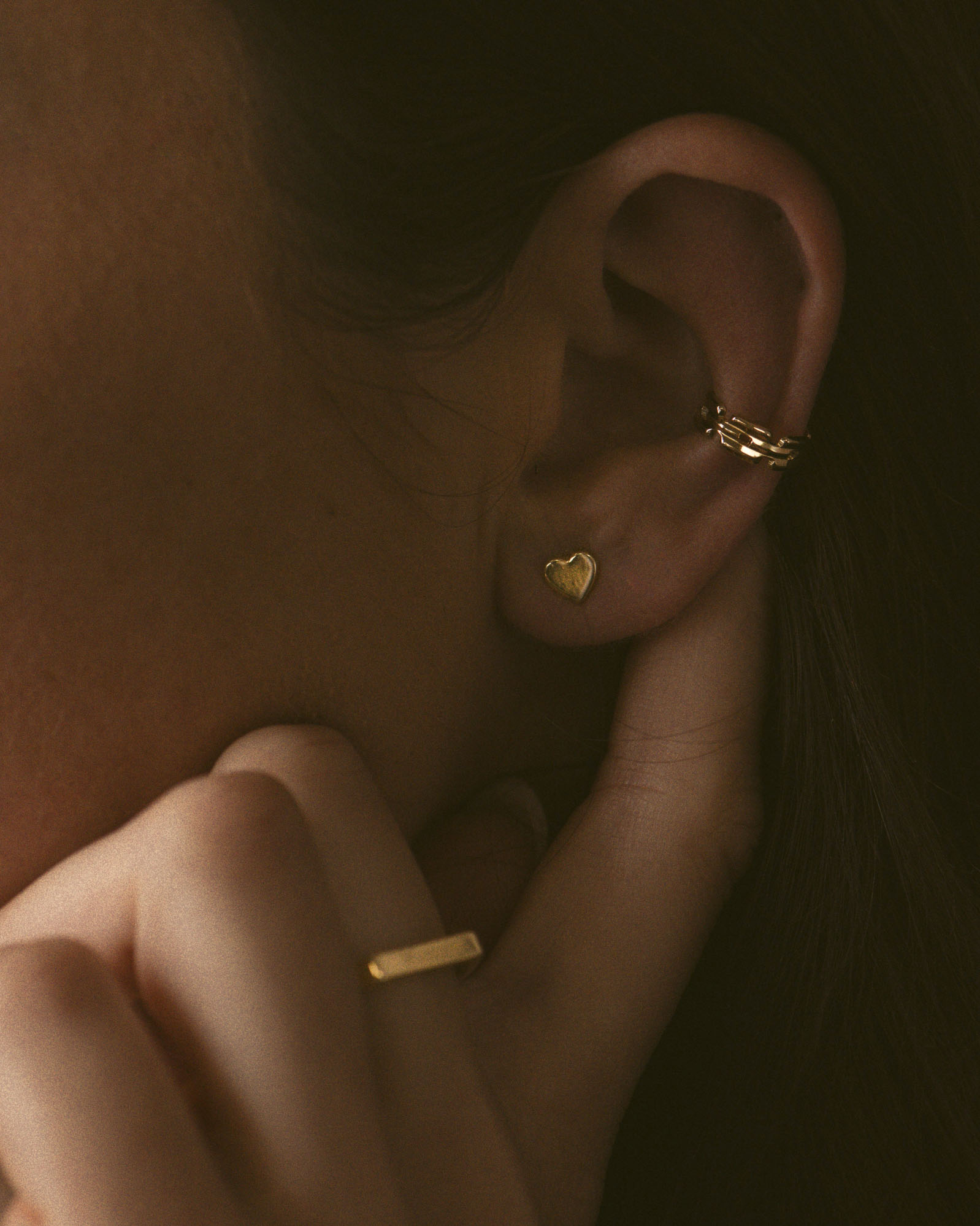 Bijoux éthiques et responsables en plaqué or 3 microns composés d'une bague ajustable rectangle, d'une petite puce en cœur, et d'un earcuff en chaîne carré.