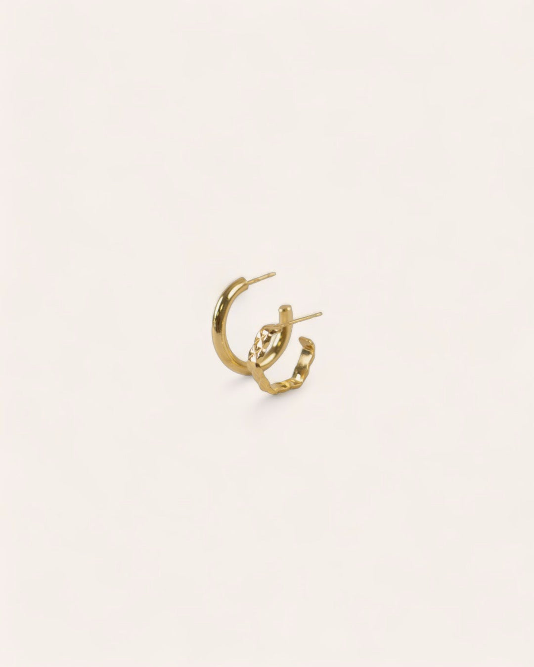 Composition de deux boucles d'oreilles, avec une petite créole en anneau lisse, et une créole octogonale au motif losange en plaqué or 18 carats.