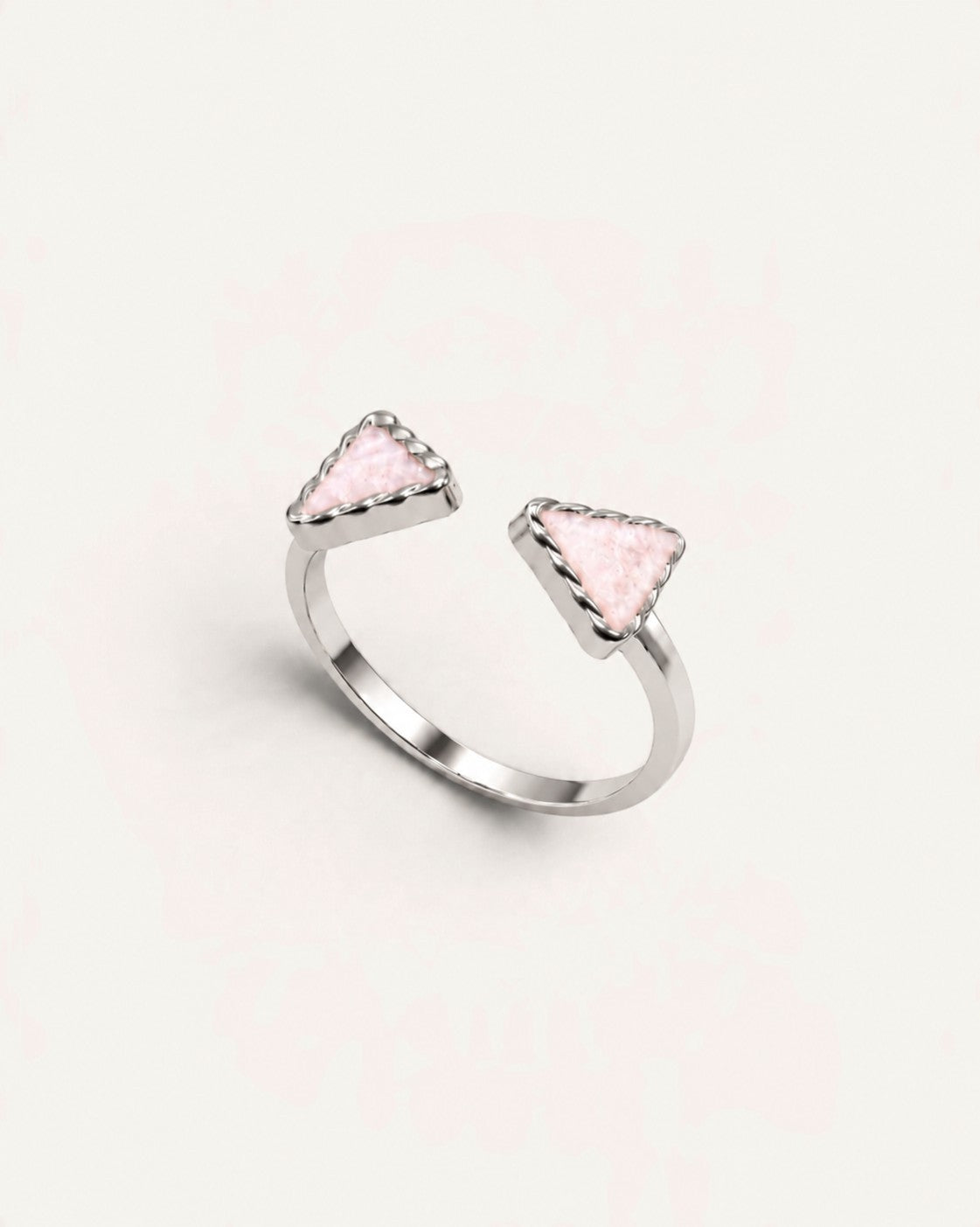 Bague Aglaia Abbie fine en argent massif 925 avec deux triangles émaillés nacrés, ajustable et élégante.
