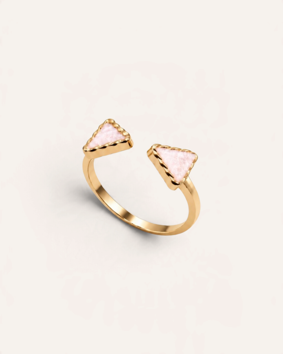 Bague Aglaia Abbie fine en plaqué or 18 carats avec deux triangles émaillés nacrés, ajustable et élégante.