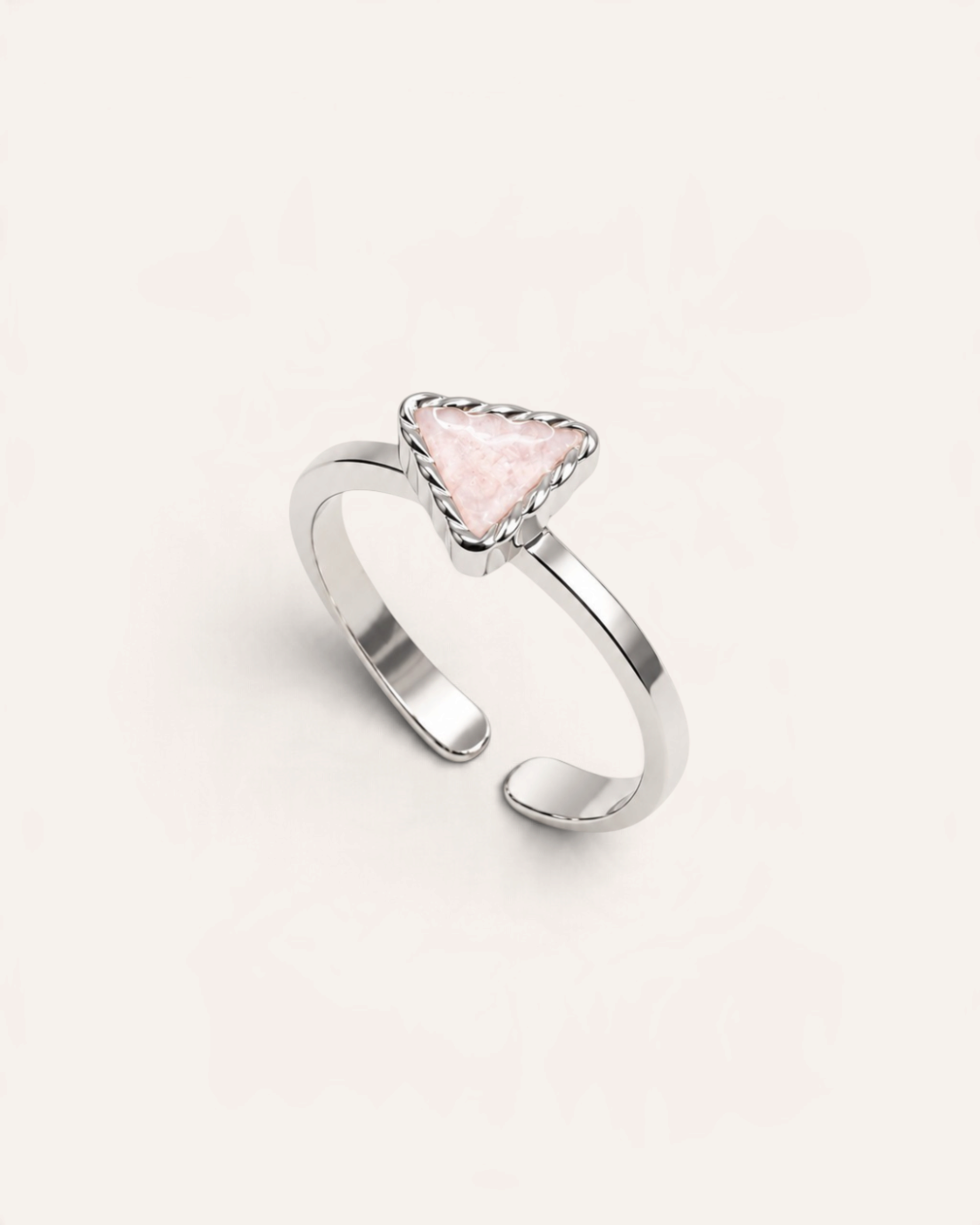 Bague fine Aglaia en argent massif 925 avec un motif triangulaire émaillé nacré, ajustable et élégante.
