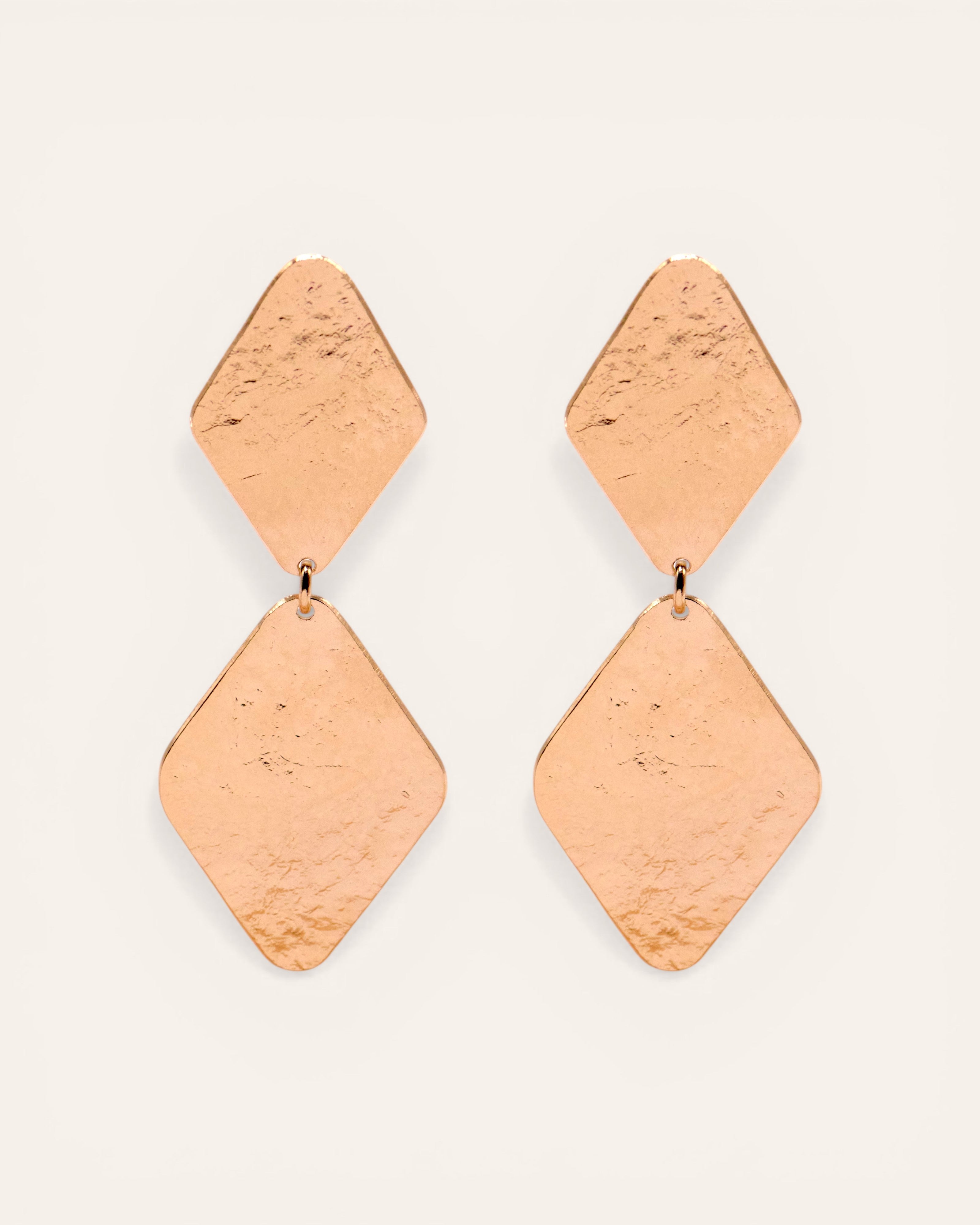 Aglaia Bonnie earrings: hammered gold-plated brass, two diamond shapes, 6.5cm length. Stackable design.