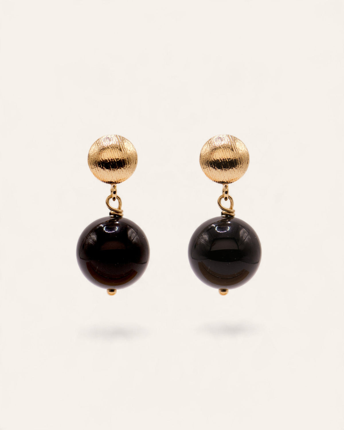 Boucles d'oreilles Aglaia Jordie en laiton doré à l'or fin 24 carats avec une pierre ronde en onyx noir