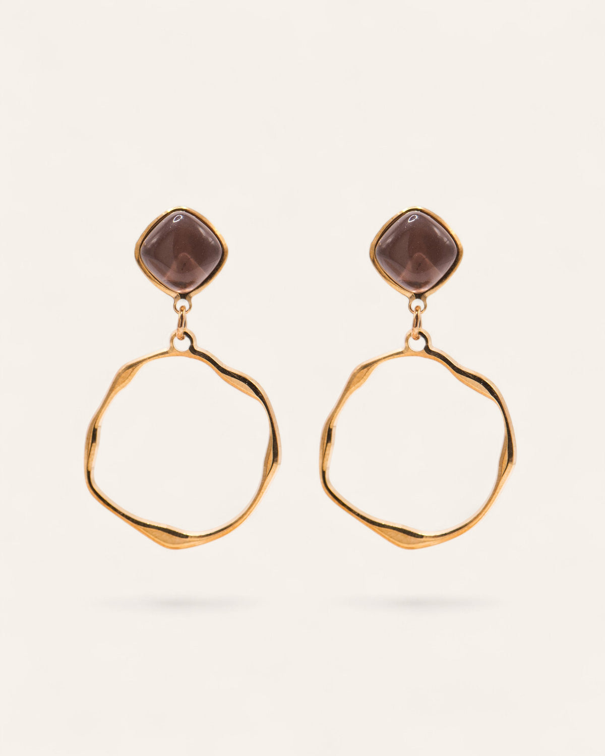 Boucles d'oreilles Aglaia Ysa en laiton doré à l'or fin avec pierre de quartz fumé et anneau organique