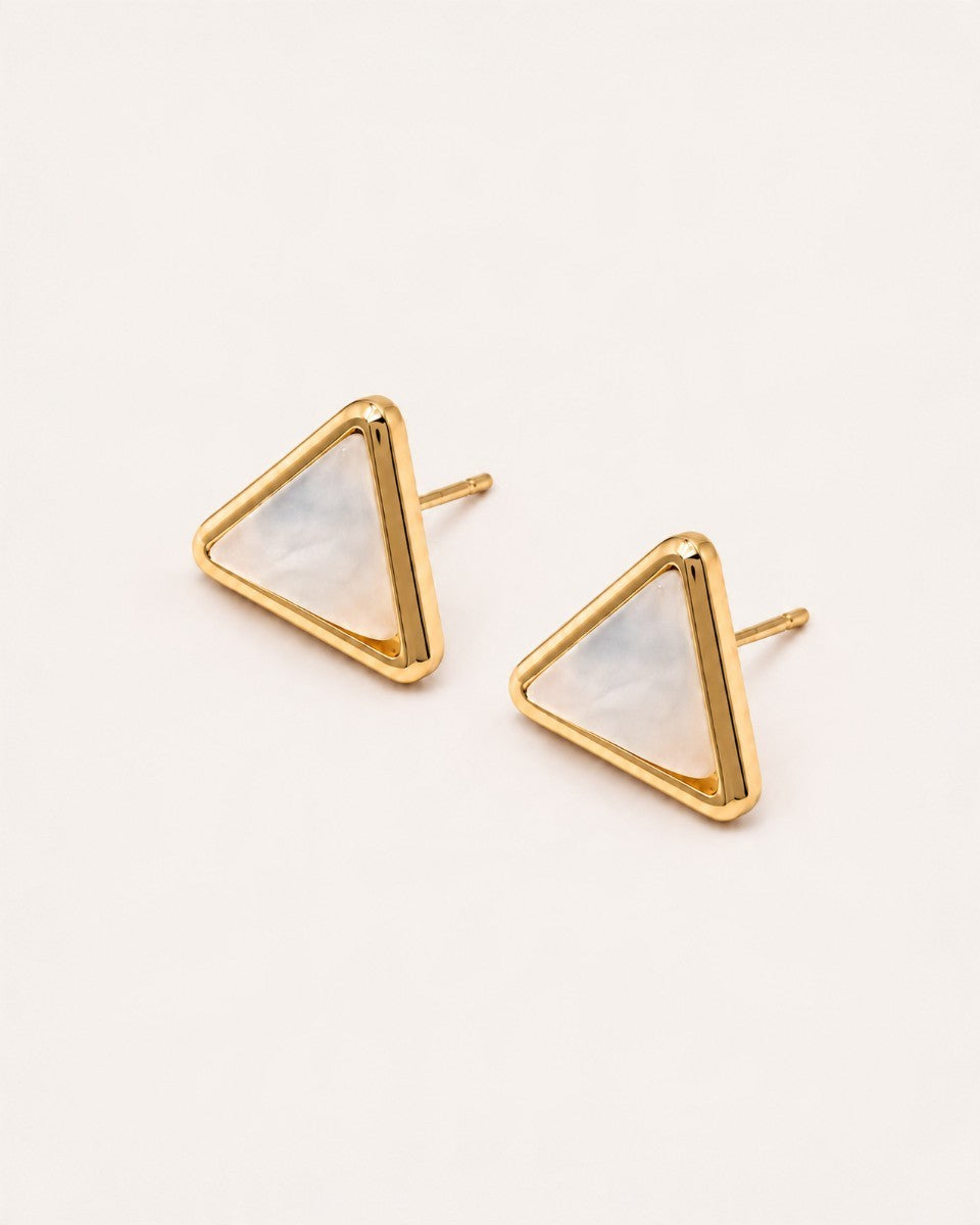 Boucles d'oreilles puces Aglaia dorées à l'or fin avec pierre de quartz rose triangulaire