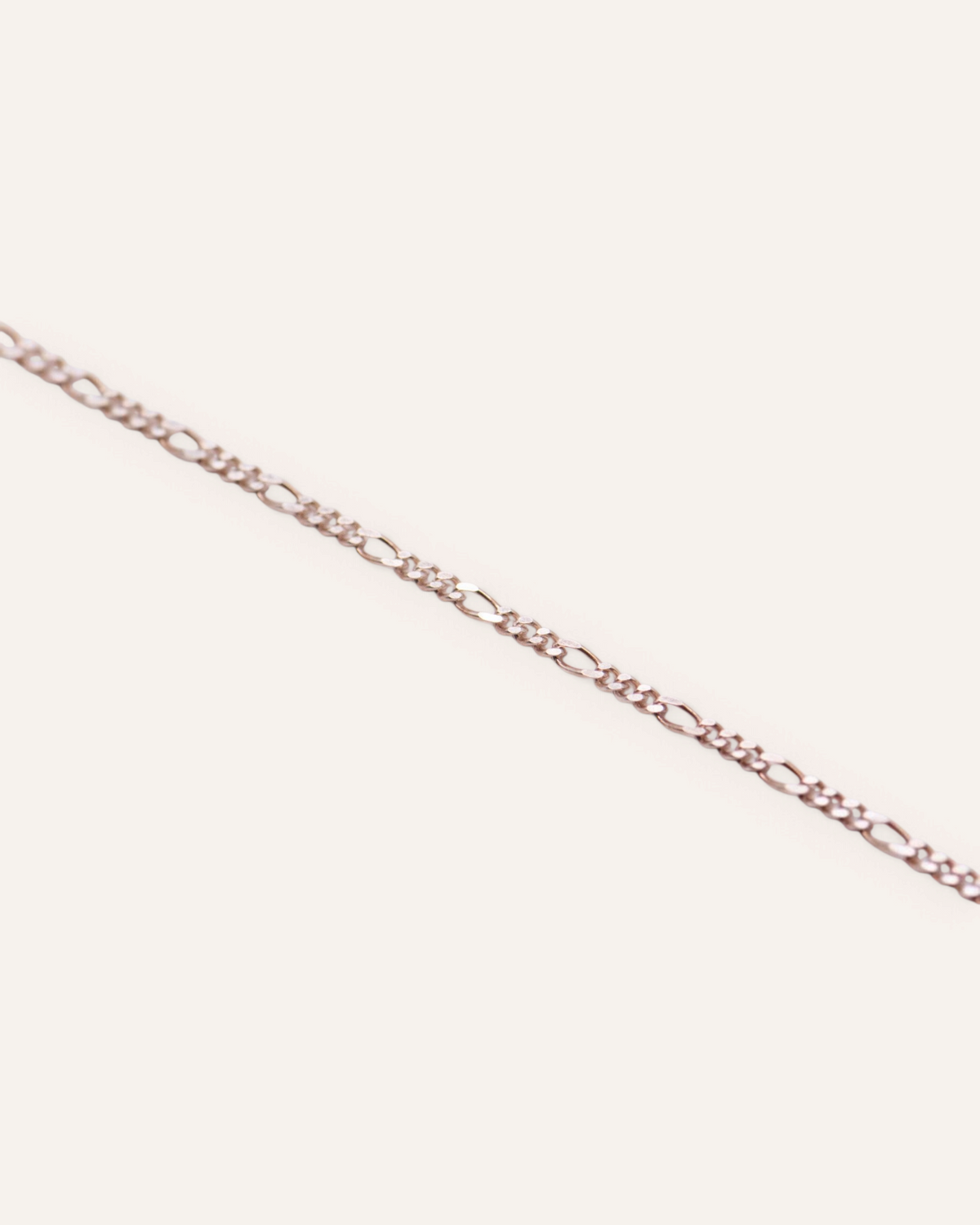 Bracelet fin Aglaia en argent massif 925 avec maillons délicats sur fond clair