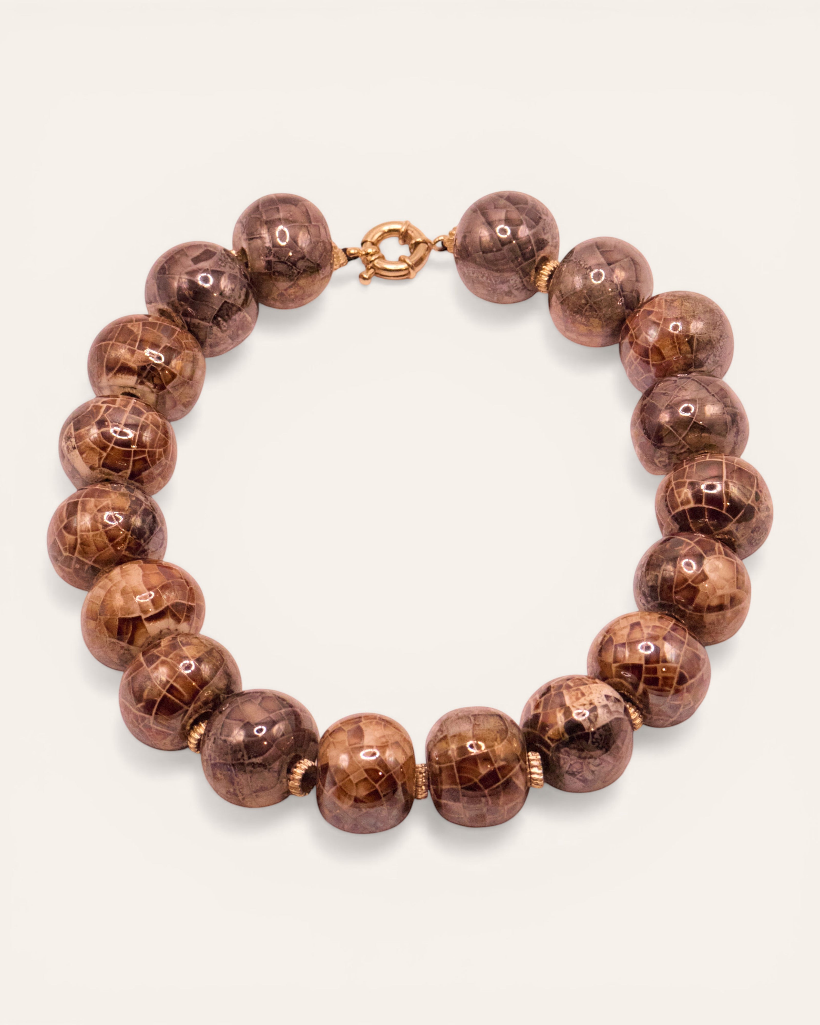 Aglaia Collier Ornella: large marbled brown ceramic beads with gold accents and a round clasp. Unique marbled finish.