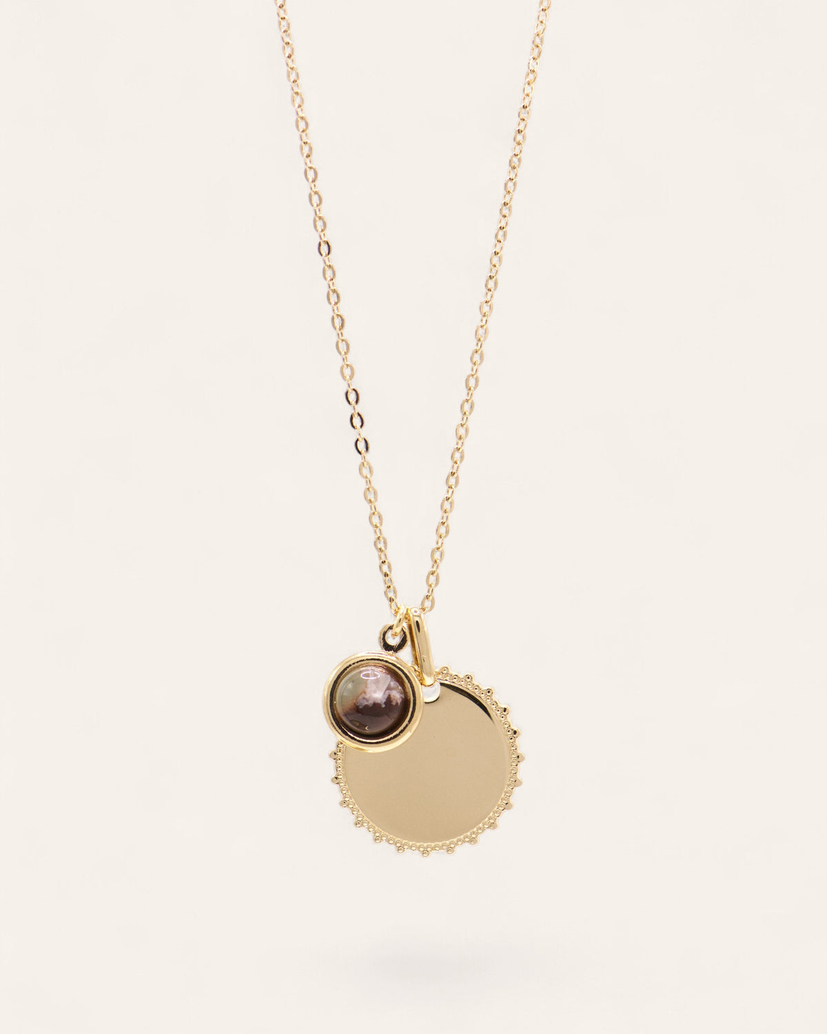 Collier Aglaia Adria en laiton doré à l'or fin 24 carats avec médaille dentellée et pierre naturelle d'Aquaprase