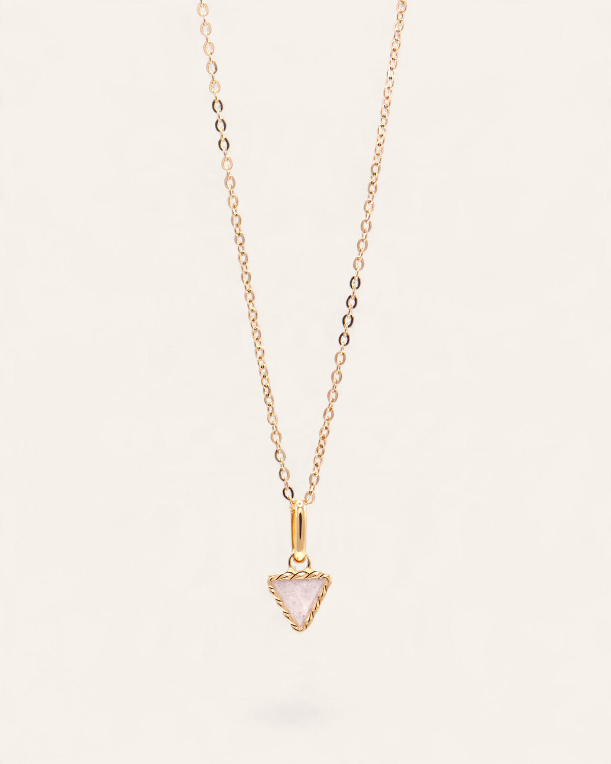 Collier Aglaia doré à l'or fin avec une fine chaîne forçat et une médaille triangulaire émaillée nacrée