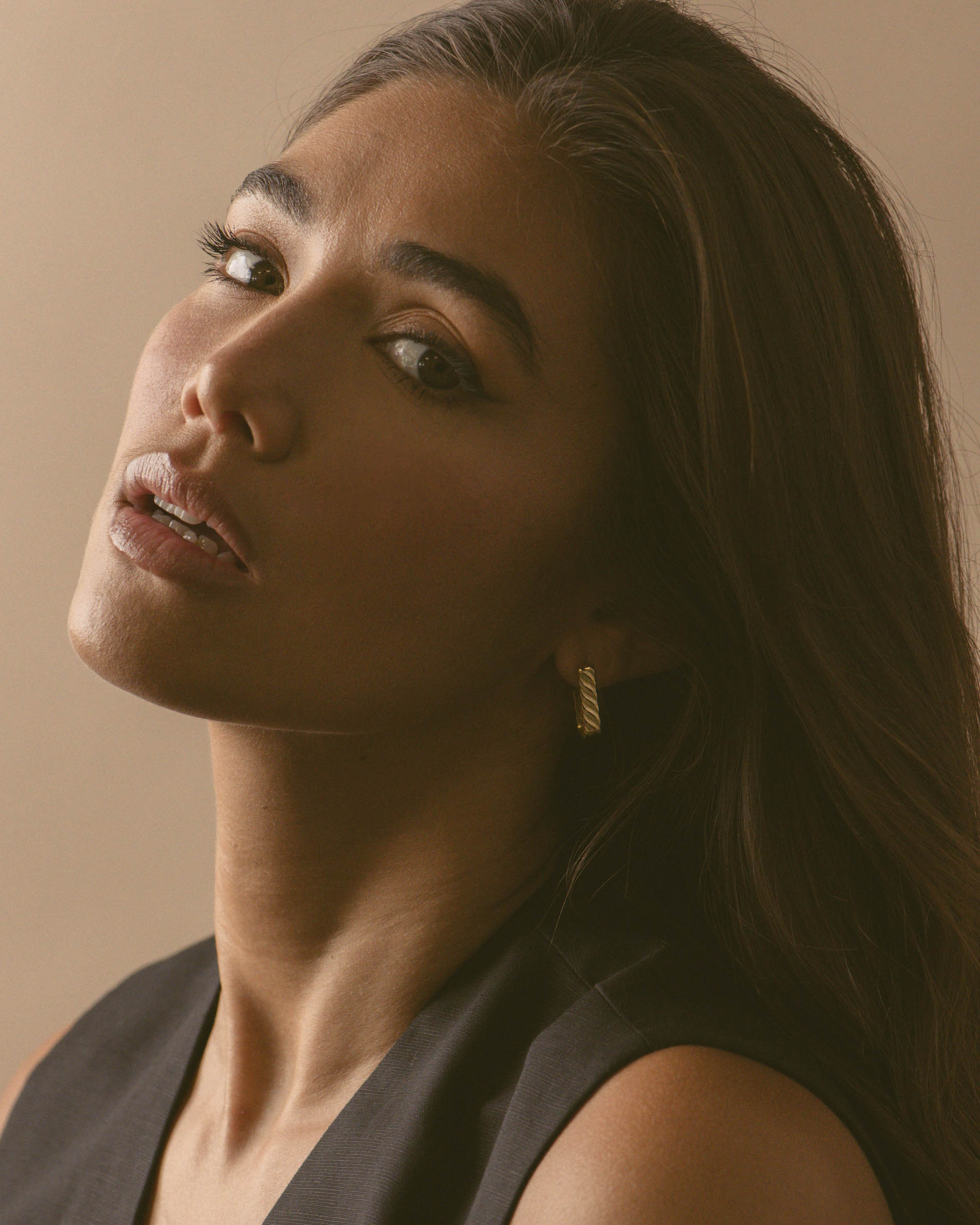 Pendientes rectangulares de diseño wavy, chapados en oro de 18 quilates (3 micras), made in France.