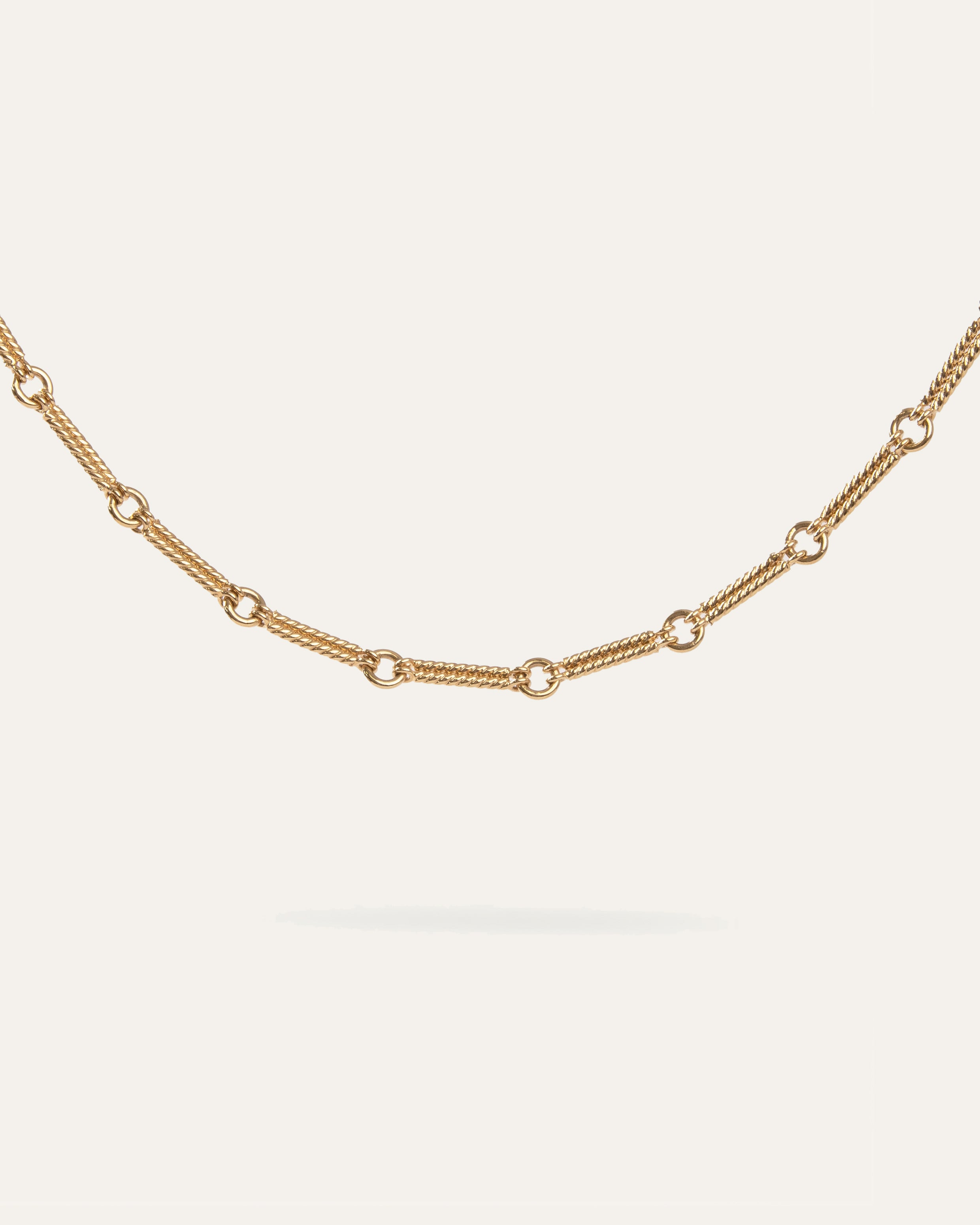Vergoldeter Choker mit Kette aus gedrehten Stabgliedern und runden Gliedern, made in France.