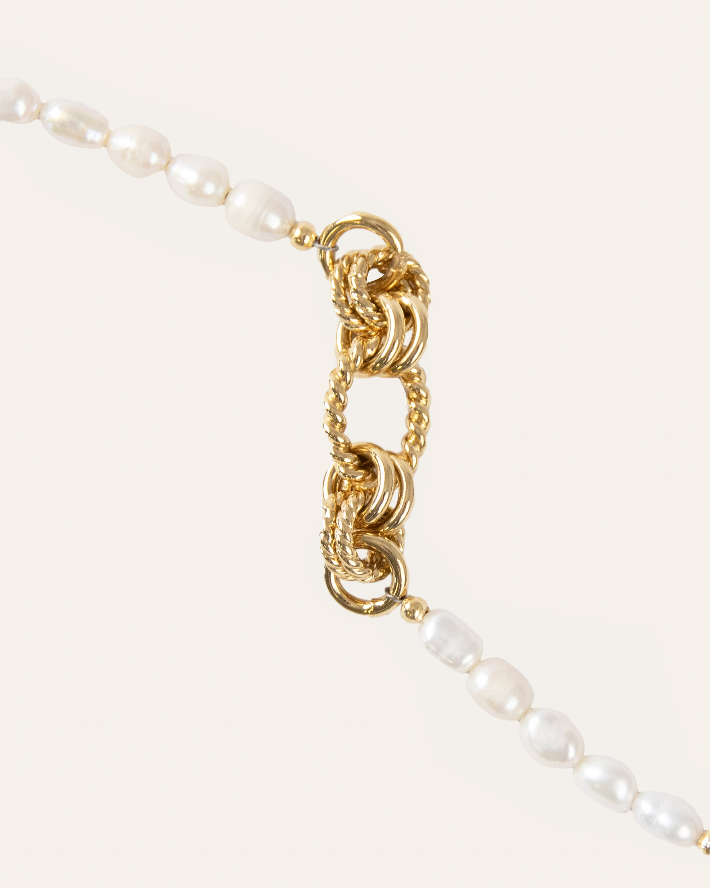 Bracelet orné de perles de culture avec des mailles de différentes tailles rondes et ovales, et différents designs torsadés et lisses, en plaqué or 3 microns 18 carats made in France.