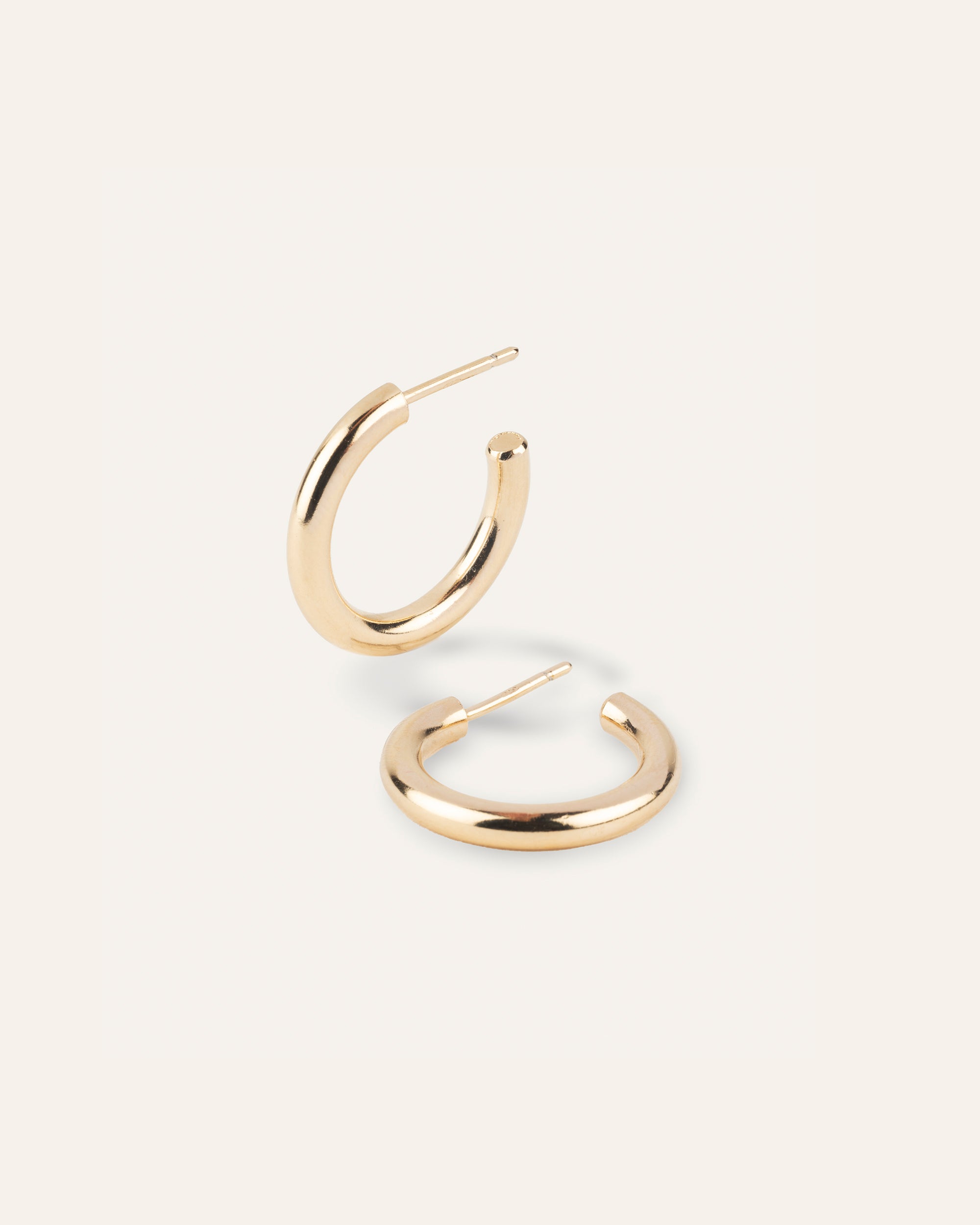 Créoles classiques composées d'un anneau épais en plaqué or 3 microns et made in France.