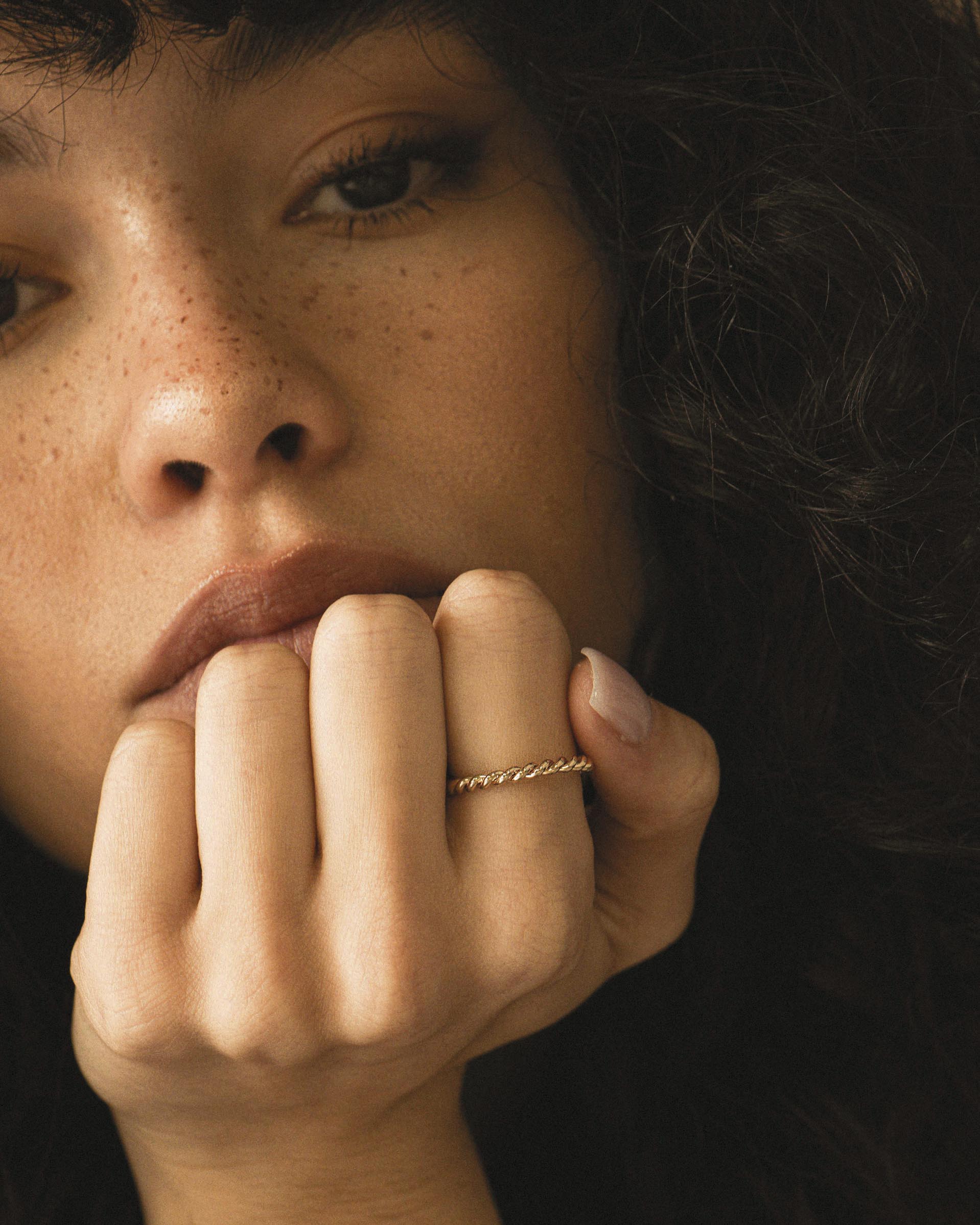 Sottile anello regolabile intrecciato, placcato oro (3 micron), realizzato in Francia.