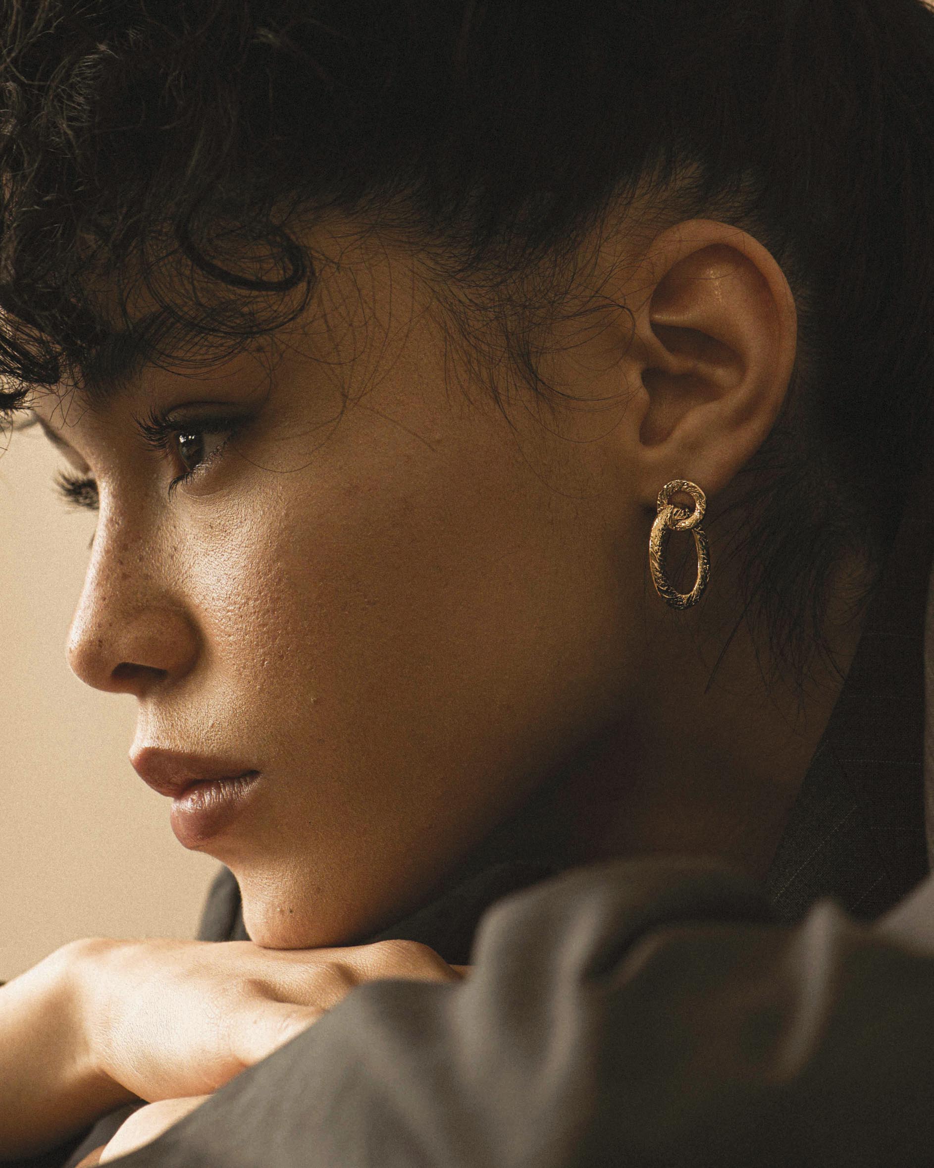 3-micron gold-plated earrings composed of a round ring and an elongated ring with a vintage-style textured motif, made in France.