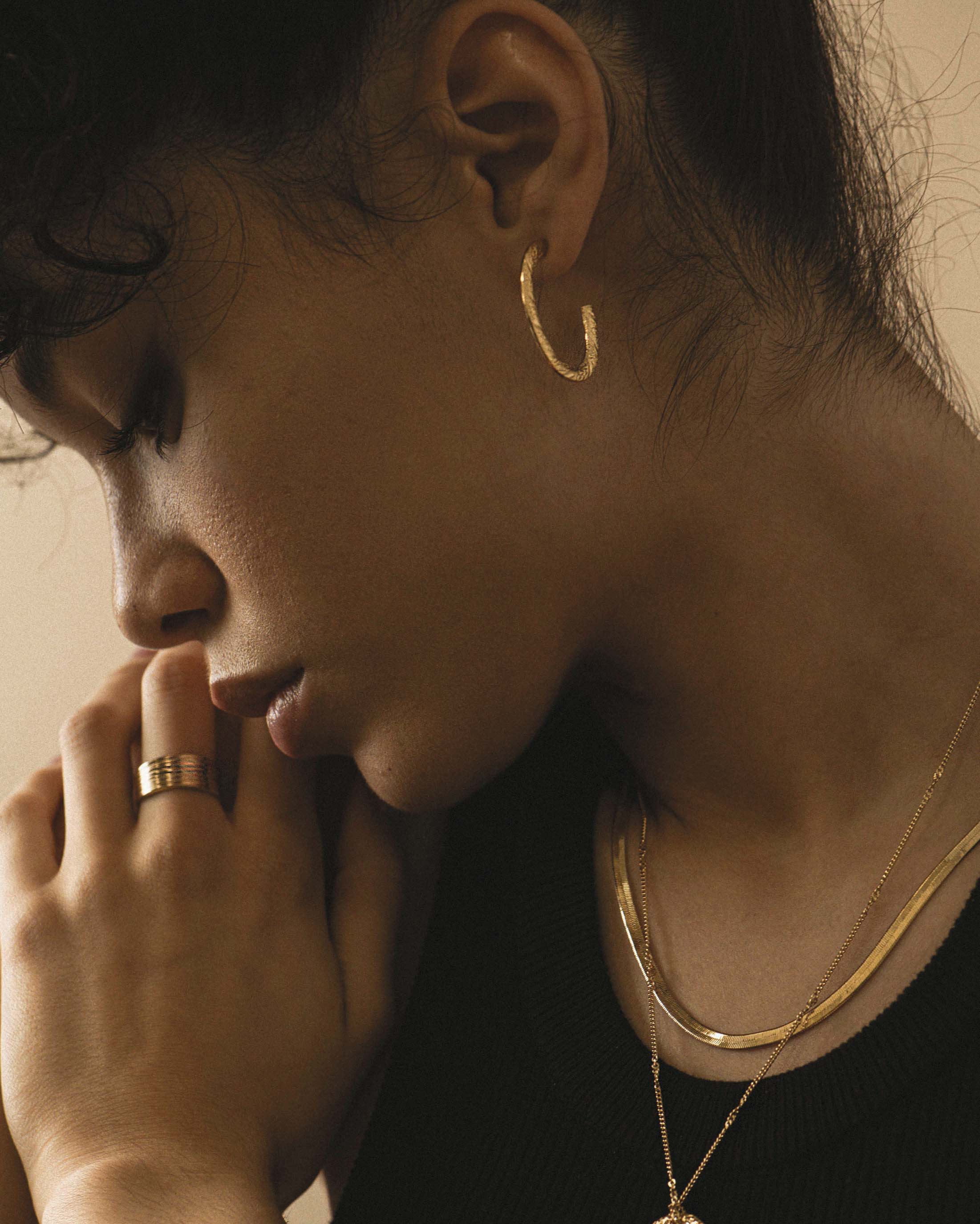 Grandes créoles en plaqué or made in France, de forme ovale, au motif texturé de style vintage.