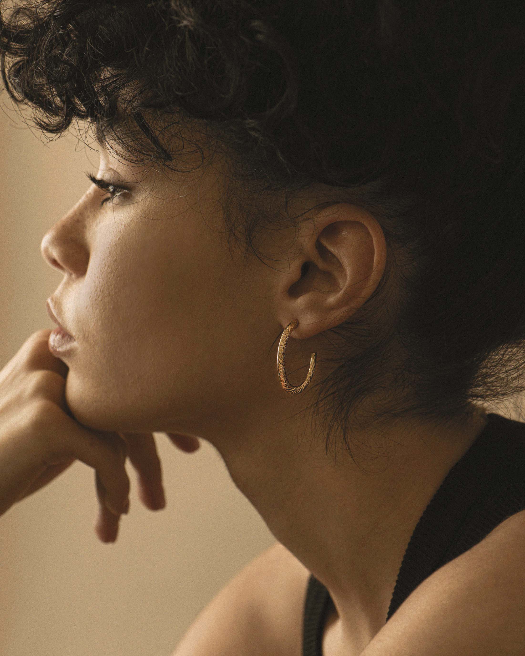 Grandi cerchi ovali placcati oro con motivo testurizzato in stile vintage, made in France.