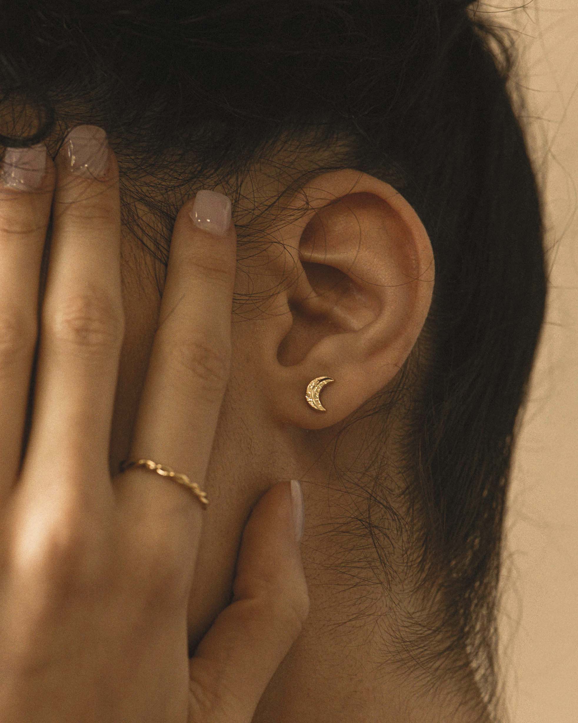 Association de bijoux en plaqué or 3 microns, composée d'une bague torsadée et d'une boucle d'oreille puce en croissant de lune martelé, fabriqués en France.