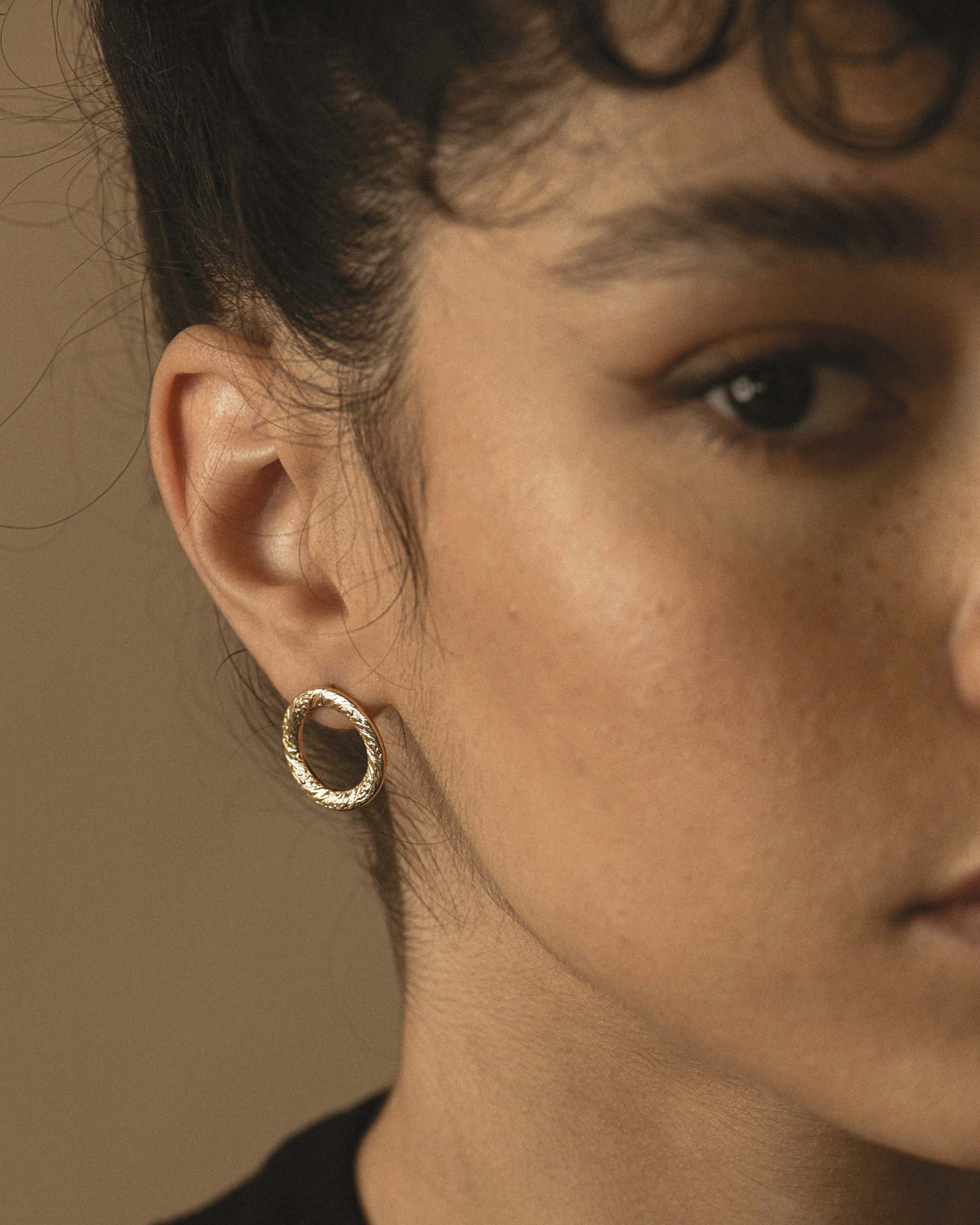 Ring-shaped earrings, 3-micron gold-plated, with a vintage-style textured motif, made in France.