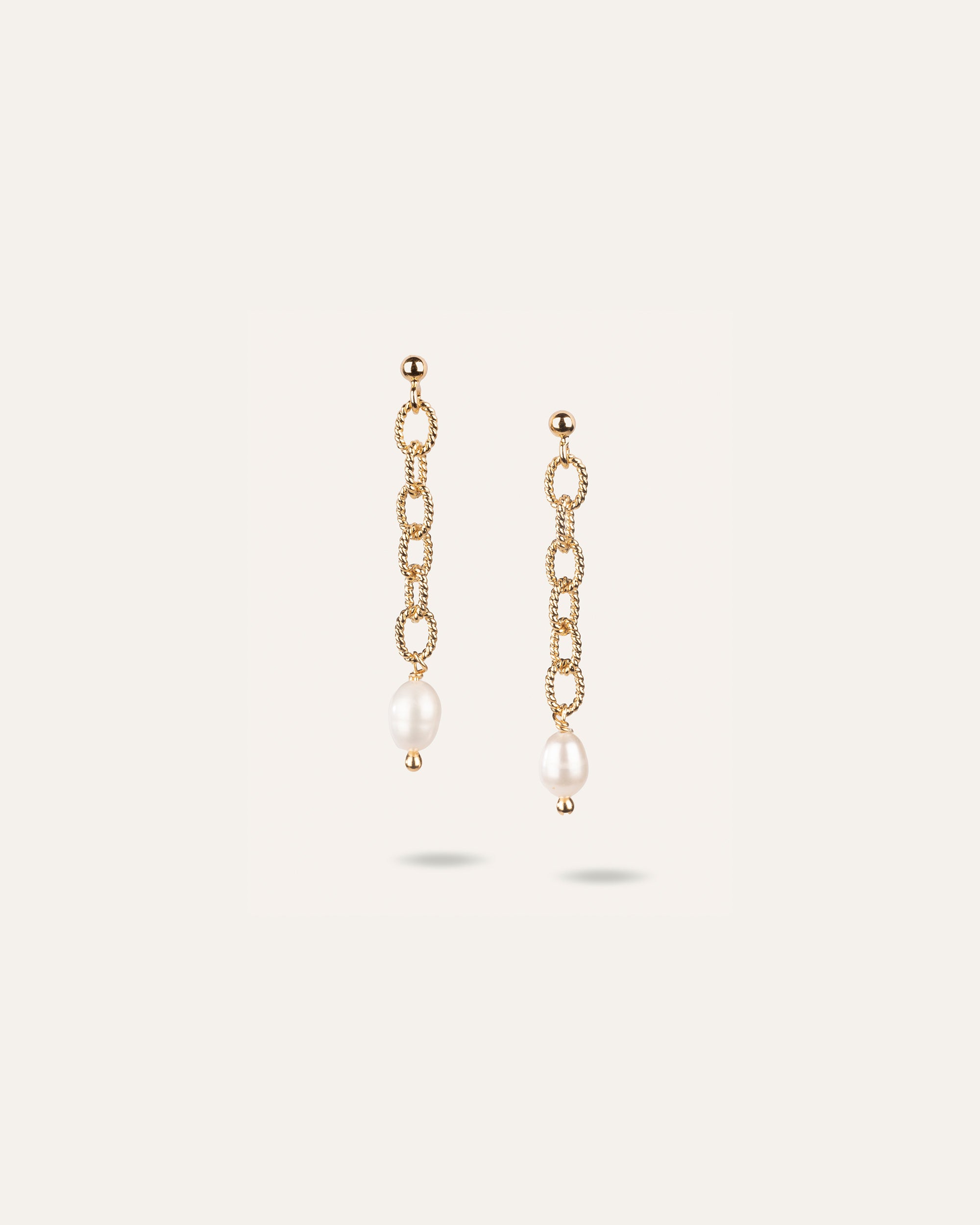 Boucles d'oreilles made in France pendantes en chaîne ovale facetté en plaqué or 3 microns, associées à une perle de culture allongée.