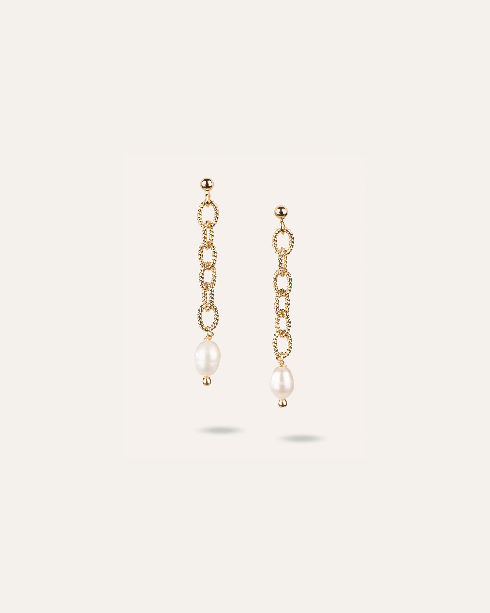 Dangling earrings in faceted oval chain, 3-micron gold-plated, with an elongated cultured pearl, made in France.