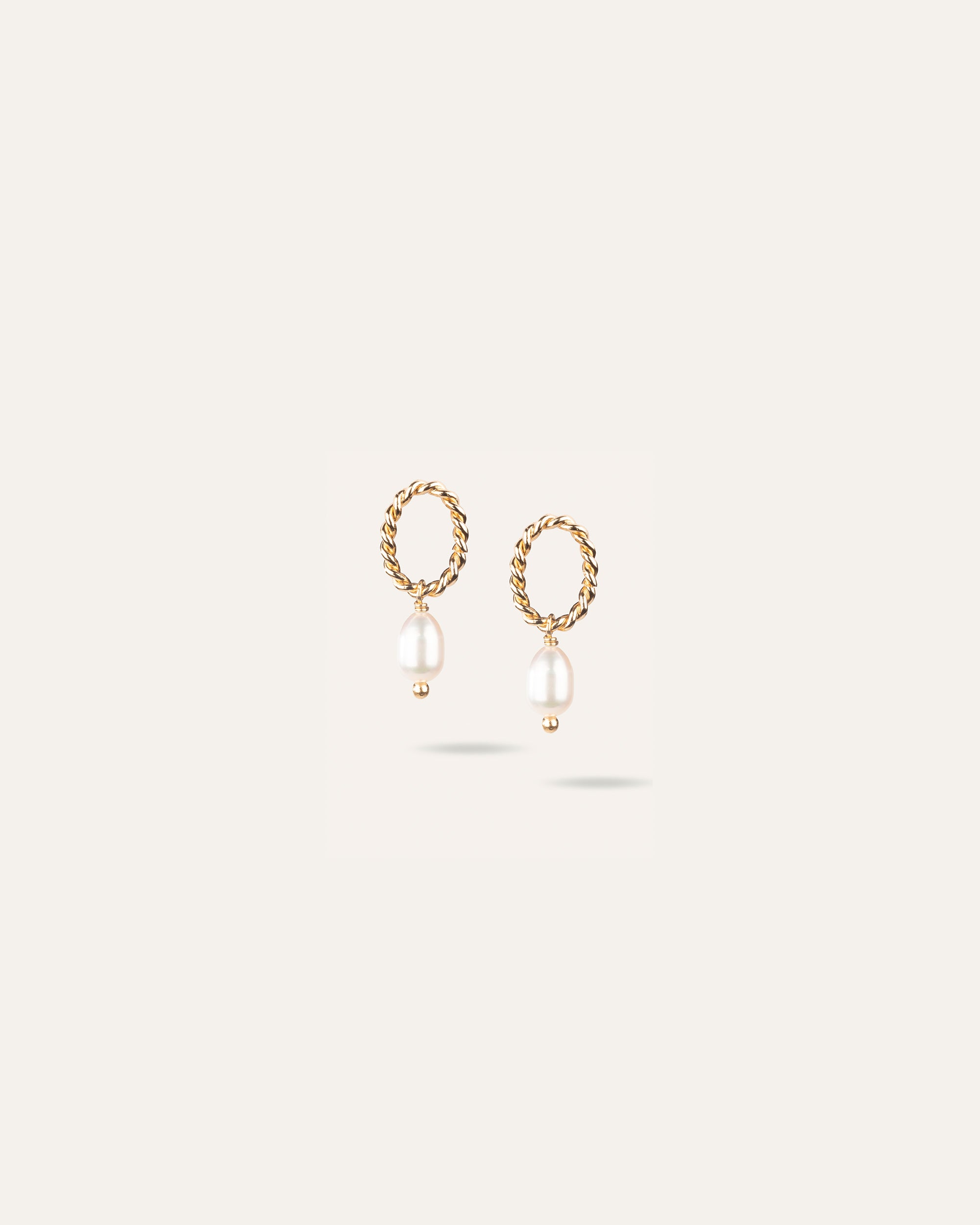 Boucles d'oreilles ovales torsadées associées à une perle de culture ovale en plaqué or 3 microns made in France.