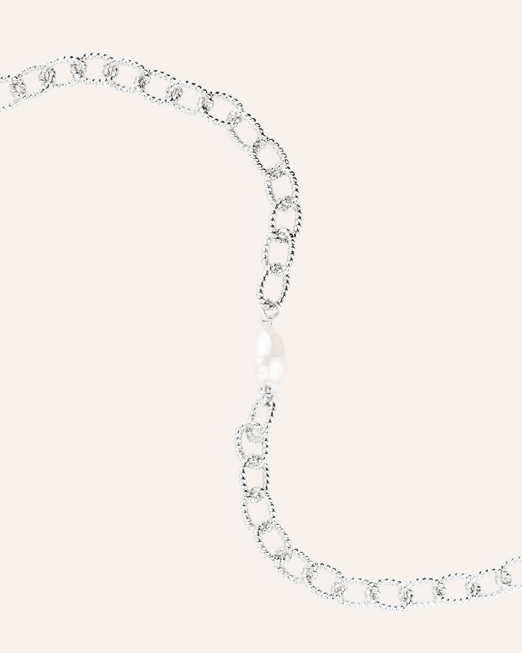 Bracelet en chaîne ovale facetté en argent massif 925, associée à une perle de culture fabriqué en France.