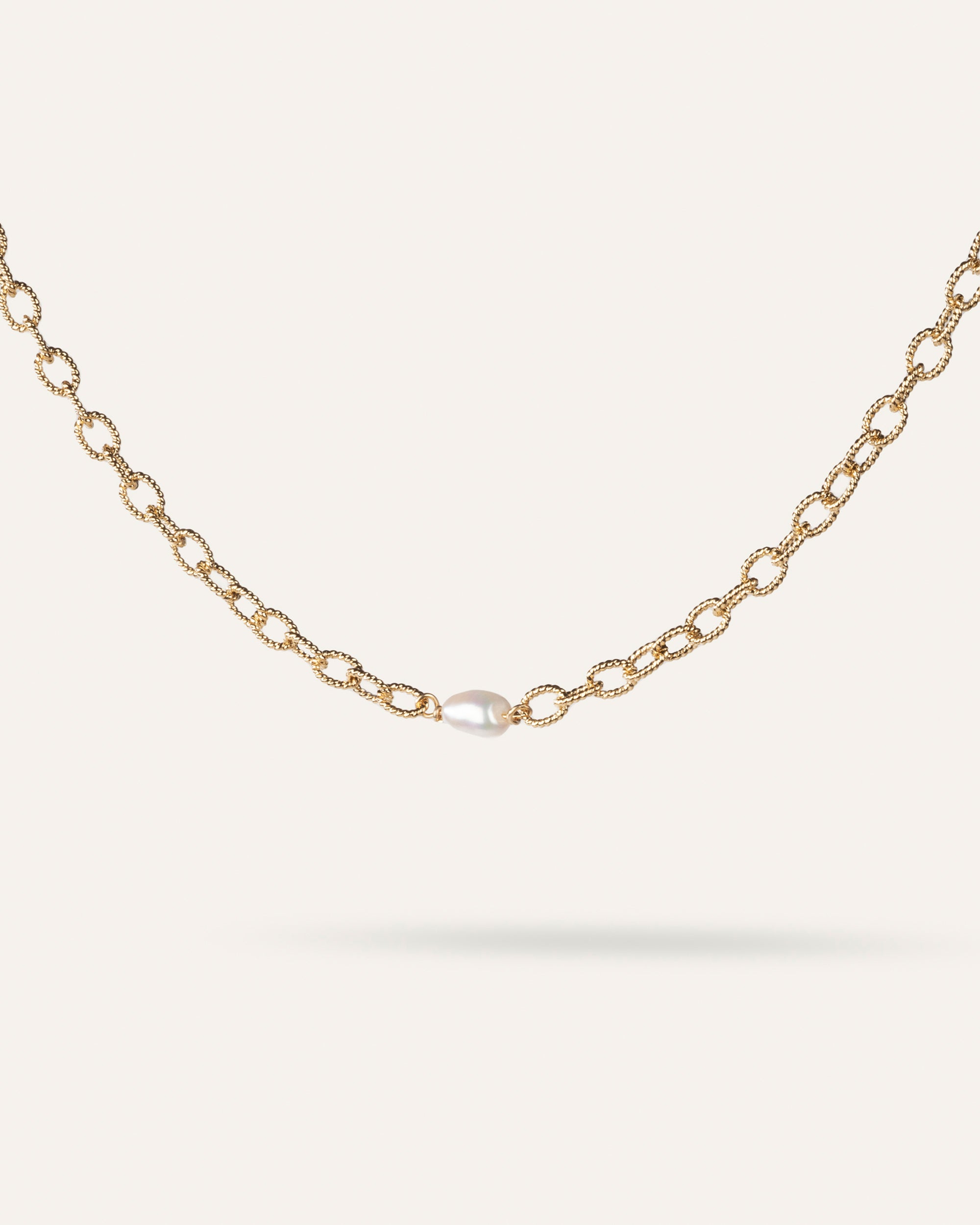 Collier en chaîne ovale facetté associé d'une perle de culture ovale en plaqué or 3 microns et made in France.