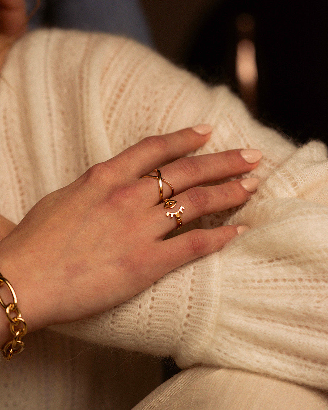 Conjunto de anillos, chapado en oro de 3 micras: un anillo cruzado ajustable y un anillo ajustable con diseño del tercer ojo y medio sol, fabricado en Francia.