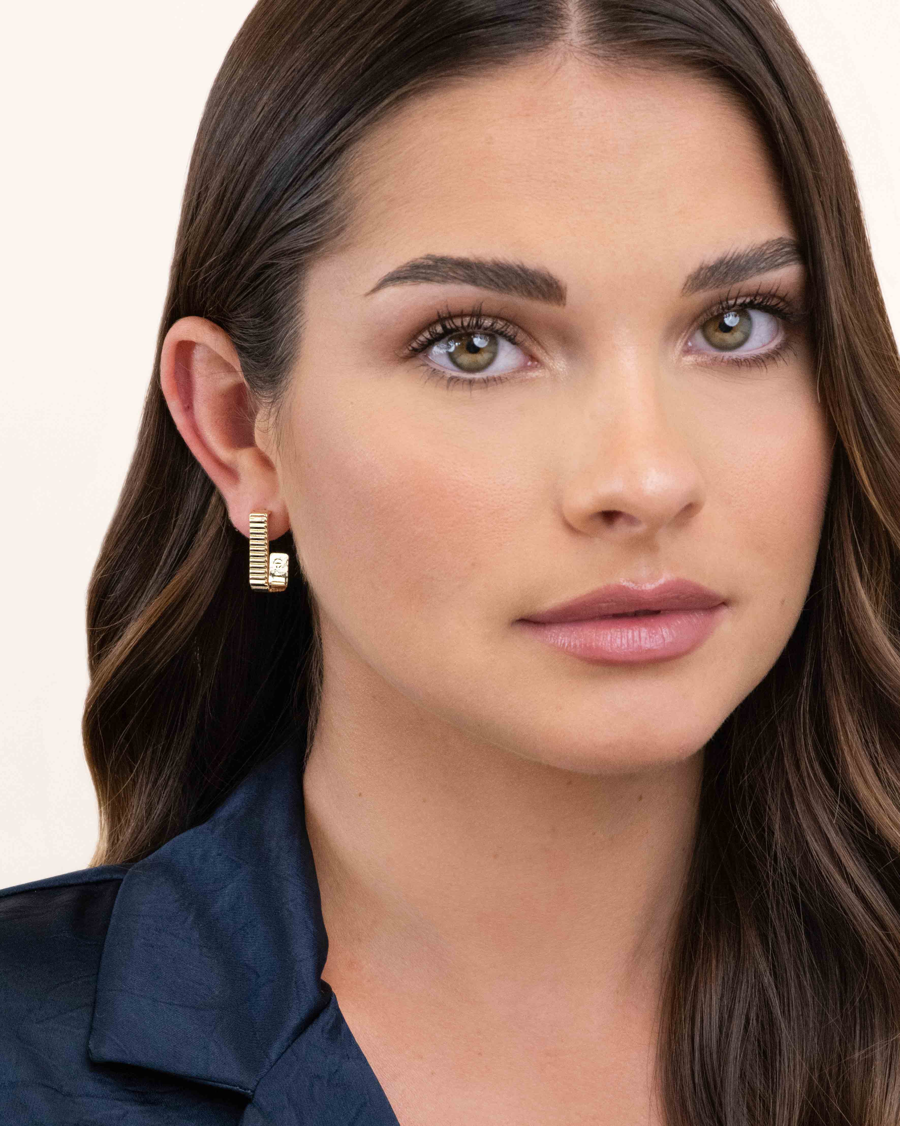 Boucle d'oreille rectangle large avec des motifs en ligne en plaqué or 3 microns et made in France.