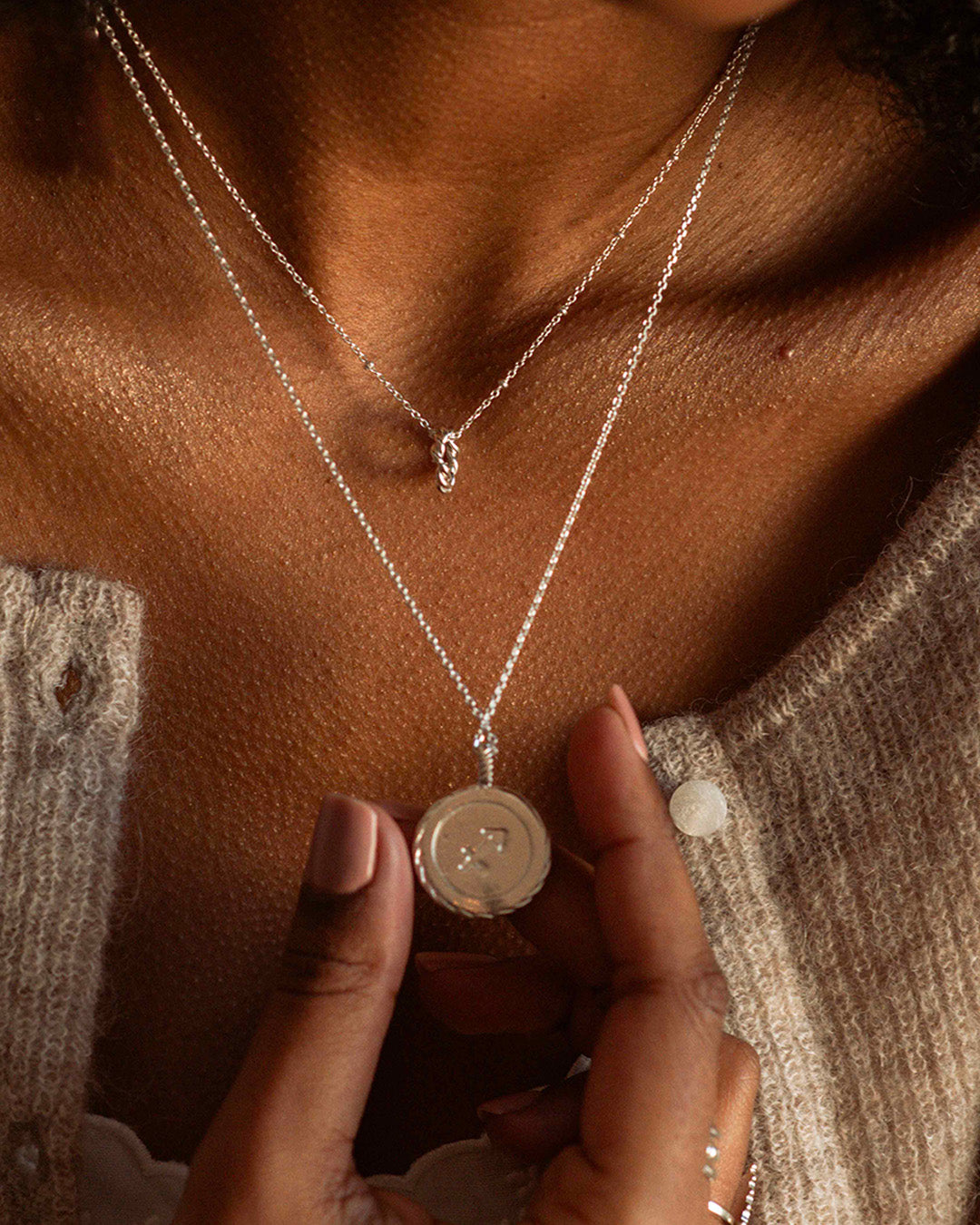 Association de colliers en maille fine composée d'un collier ras de cou avec un anneau torsadé, et d'un collier avec un médaille au signe astrologique Sagittaire made in France.