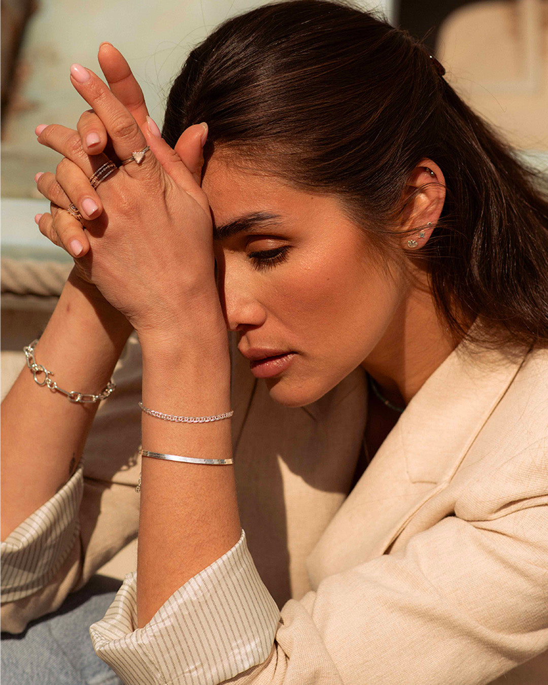 Set ethischer Armbänder aus 925er Sterlingsilber, Made in France: ein Armband mit gekreuzten runden Gliedern, ein Flachkettenarmband und ein massives Kettenarmband mit runden und rechteckigen Gliedern.