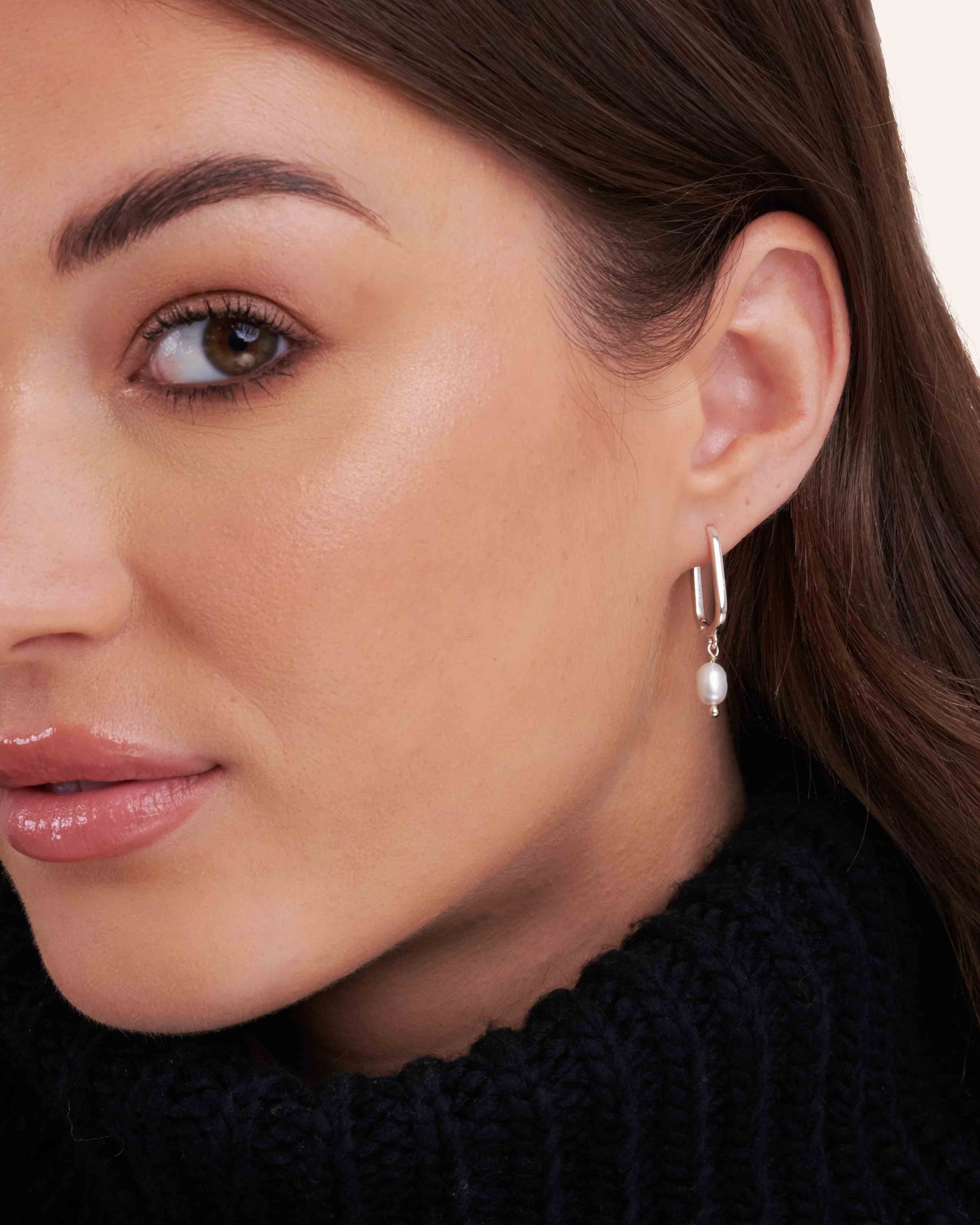 Slim rectangular earring in 925 sterling silver featuring an elongated cultured pearl, made in France.