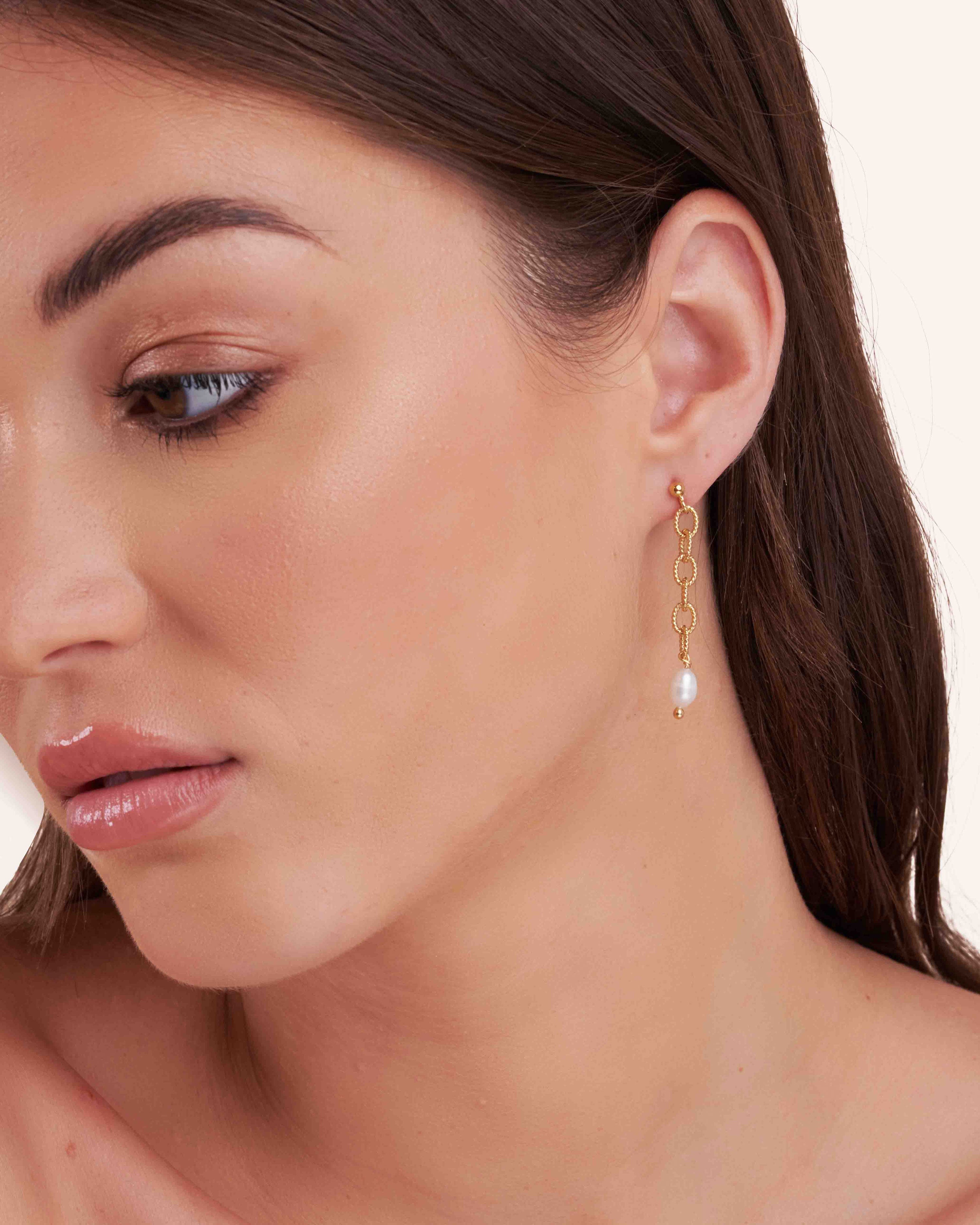 Dangling earrings in faceted oval chain, 3-micron gold-plated, with an oval cultured pearl, made in France.