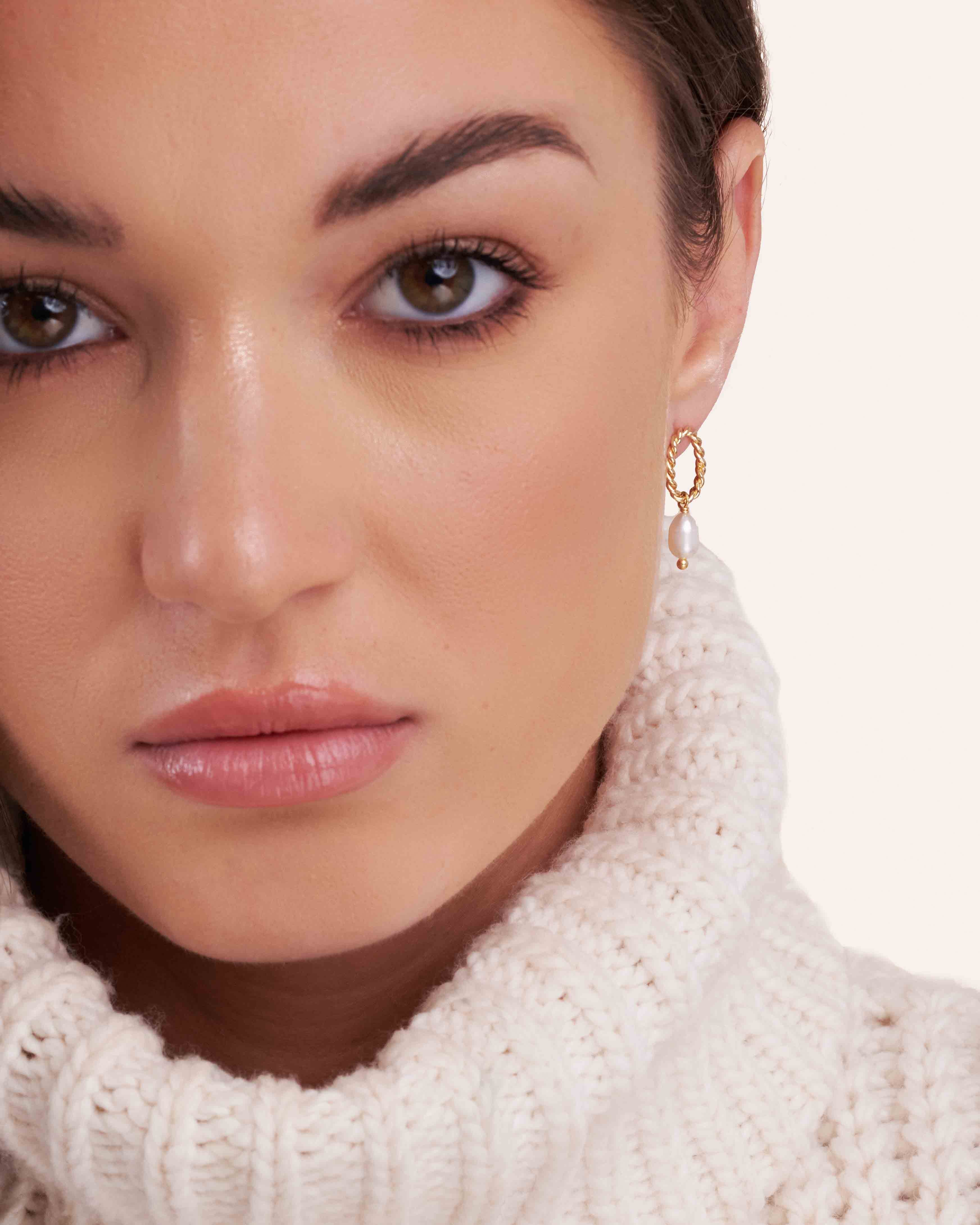 Orecchino pendente a anello ovale torto con perla coltivata ovale, placcato oro 3 micron, made in France.