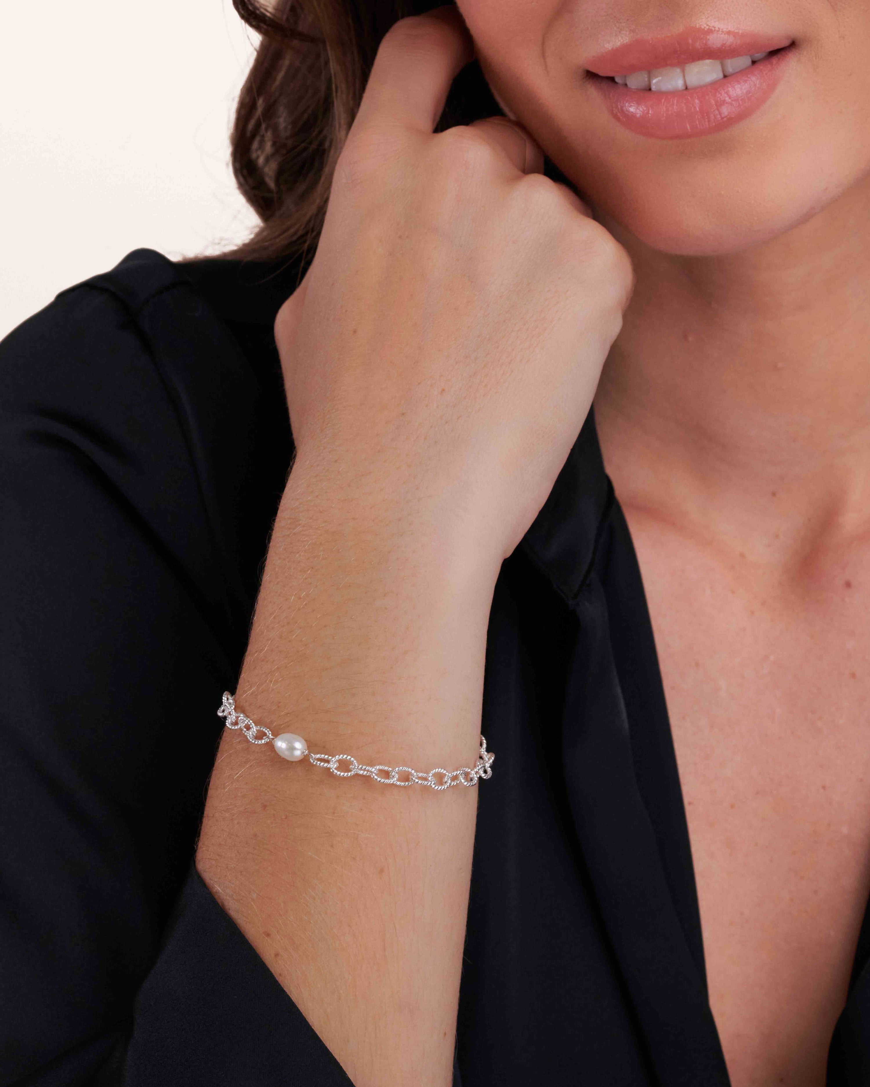 Bracelet en argent composé d'une chaîne ovale facetté avec une perle de culture ovale fabriqué en France.