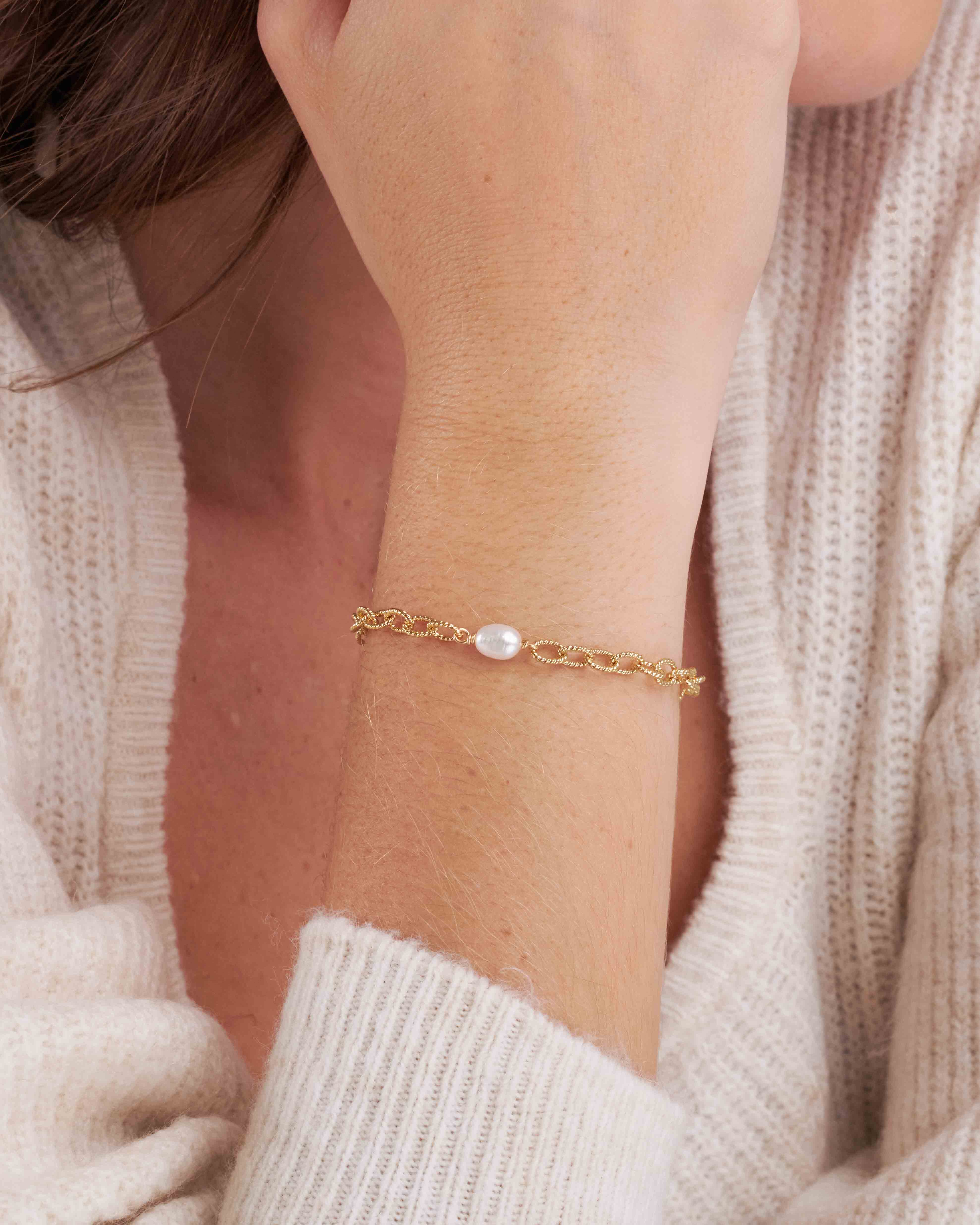 Bracciale placcato oro 3 micron con catena ovale sfaccettata e perla coltivata ovale, made in France.
