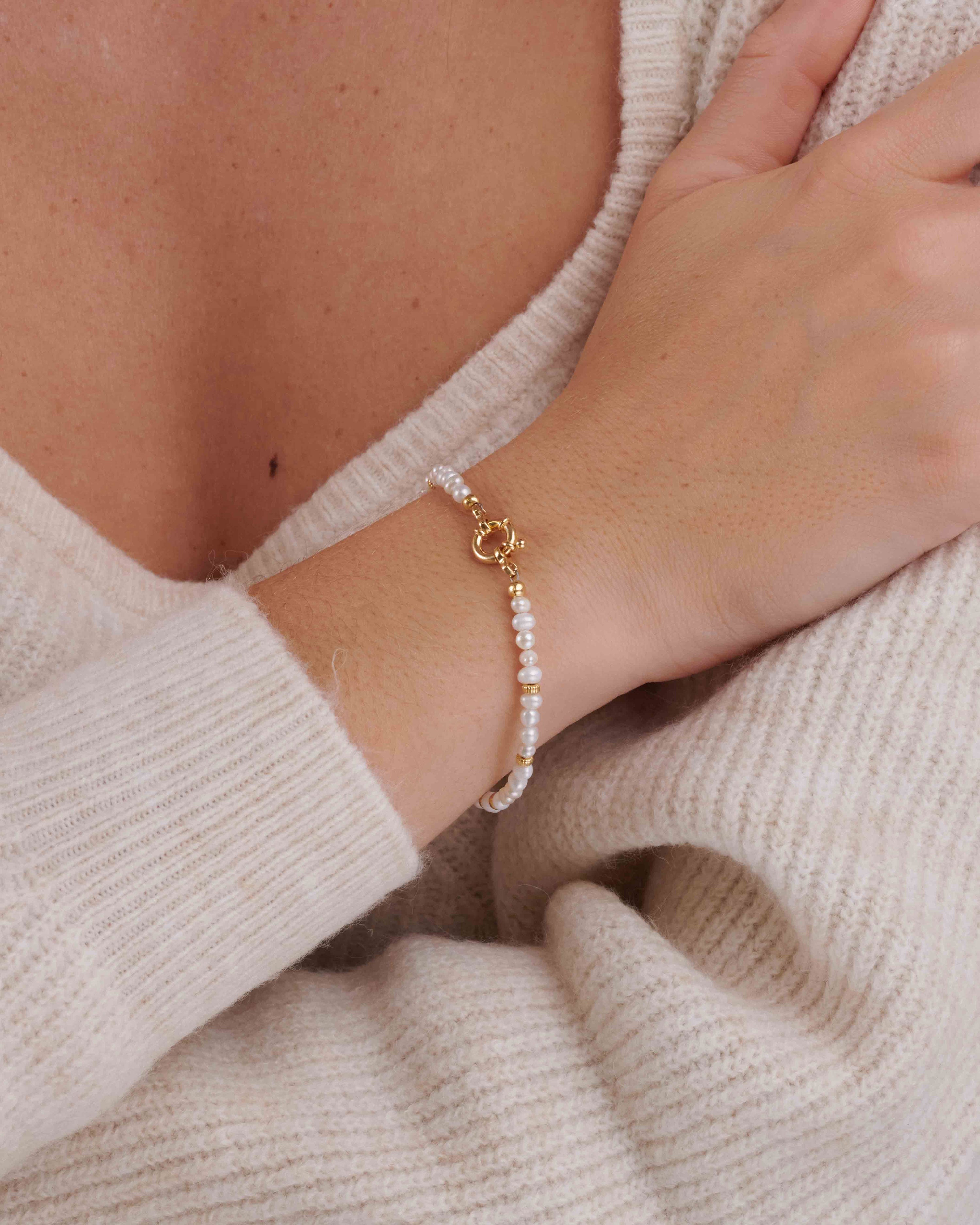 Bracciale di perle placcato oro 3 micron con perle coltivate e piccole perline dorate, made in France