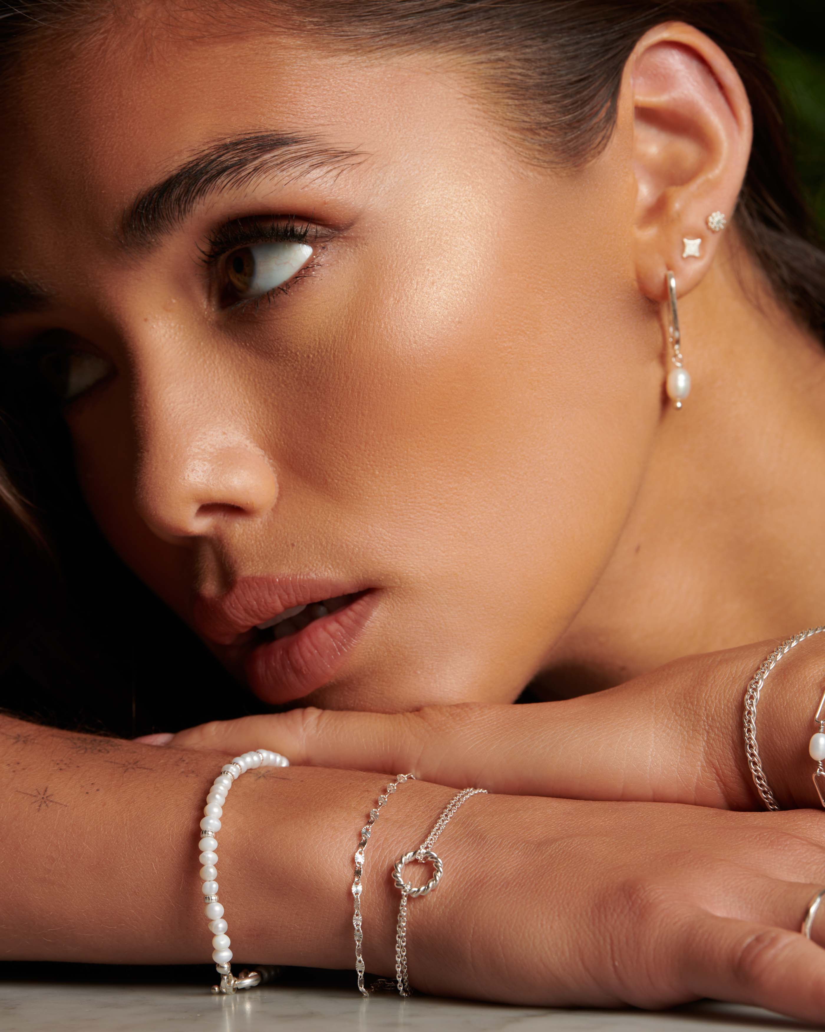 Association de 3 bracelets fabriqués en France, composée d'un bracelet en perles de culture avec des petites perles argentées, d'un bracelet en chaîne marine, et d'un bracelet composé d'une double chaîne forçat avec un anneau torsadé en argent massif 925.