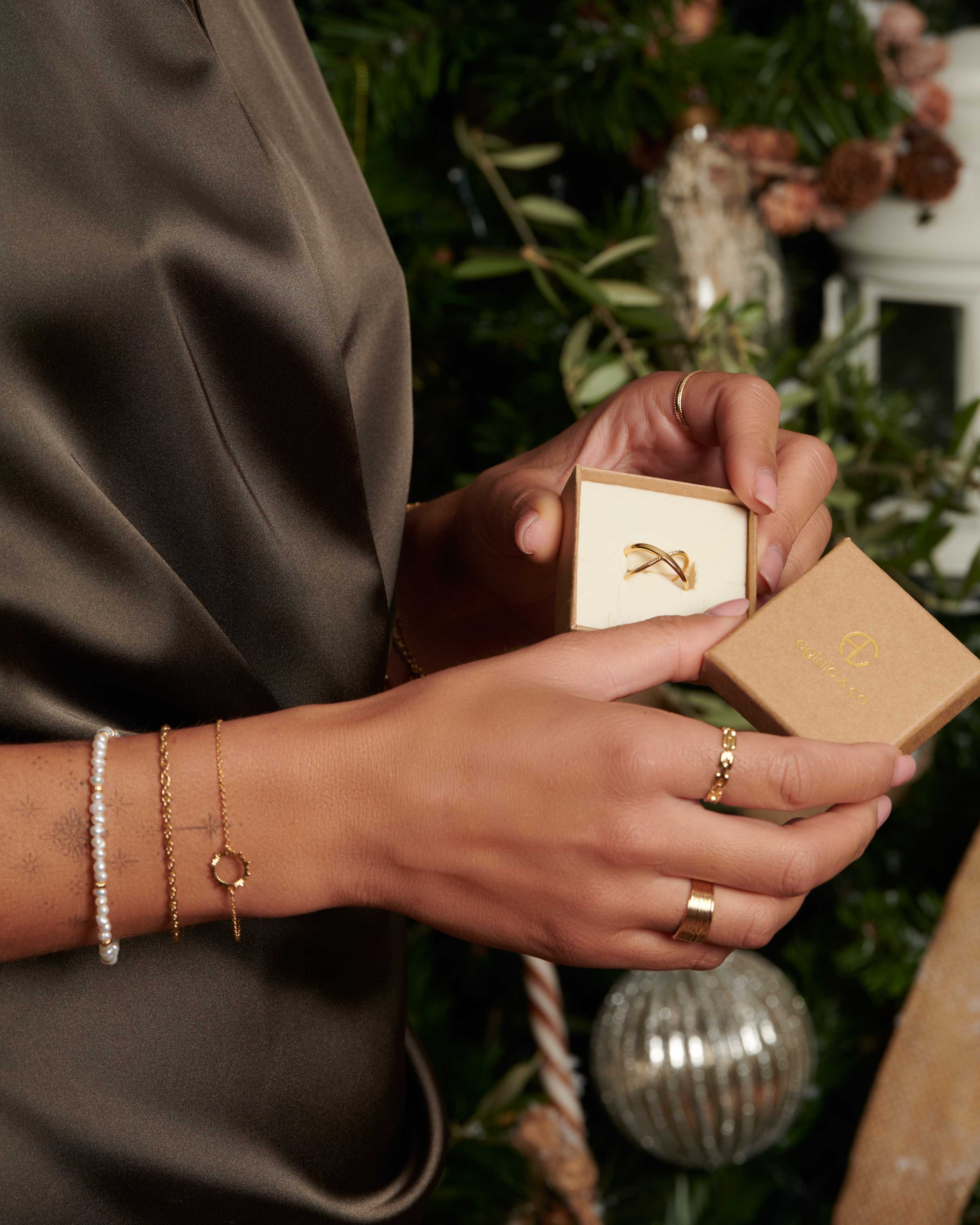 Association de bracelets plaqué or pour noël composé d'un bracelet de perles de culture, d'un bracelet maille corde et d'un bracelet fin composé d'un soleil ajouré.