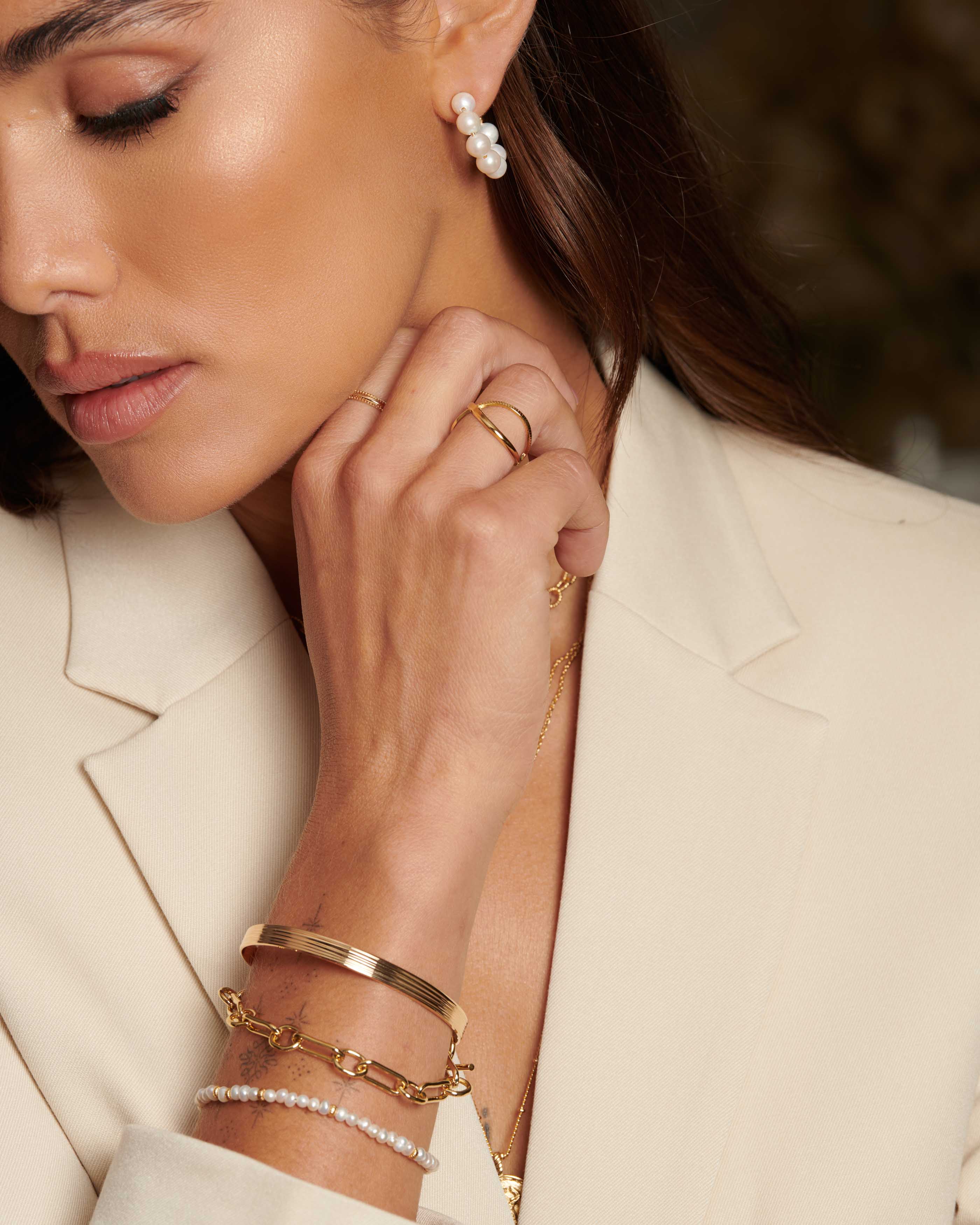 Association de trois bracelets plaqué or made in France composé d'un jonc strillé sur plusieurs rangées, d'un bracelet type chaîne et d'un bracelet de perles de culture.