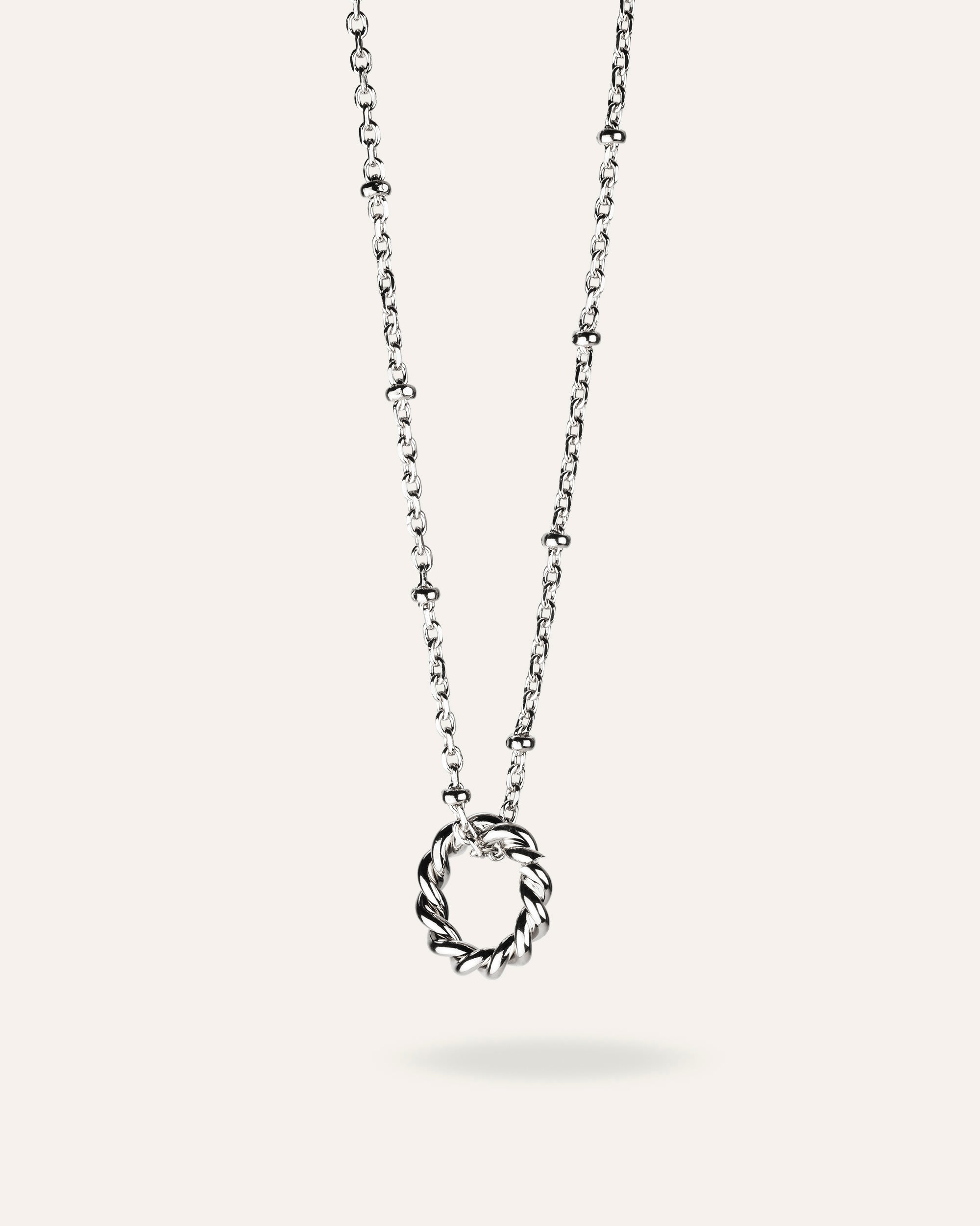 Collier en chaîne boule composé d'un anneau torsadé en argent massif 925 made in France.