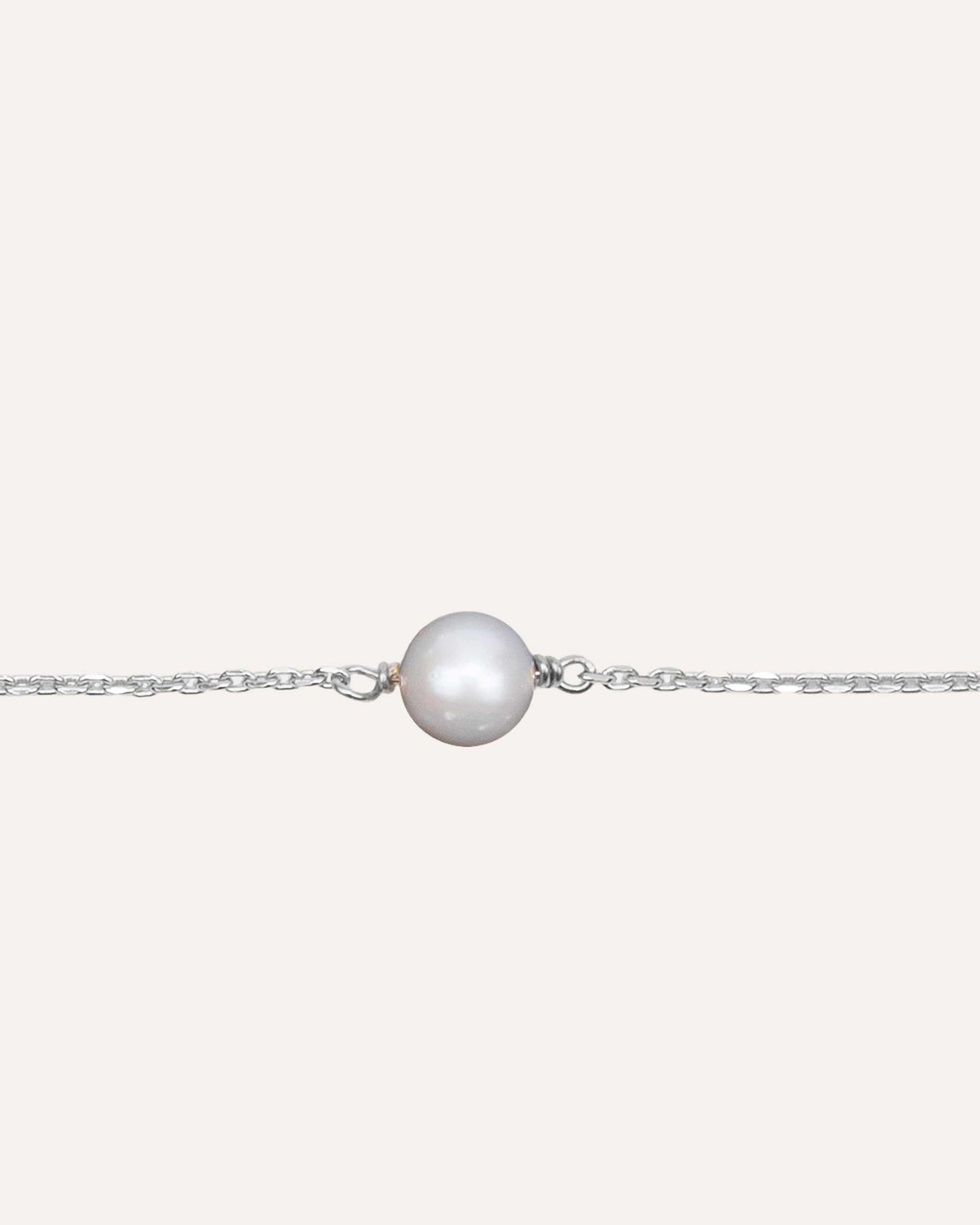 Bracelet fin en chaîne forçat en argent massif 925 composé d'une petite perle de culture ronde made in France.