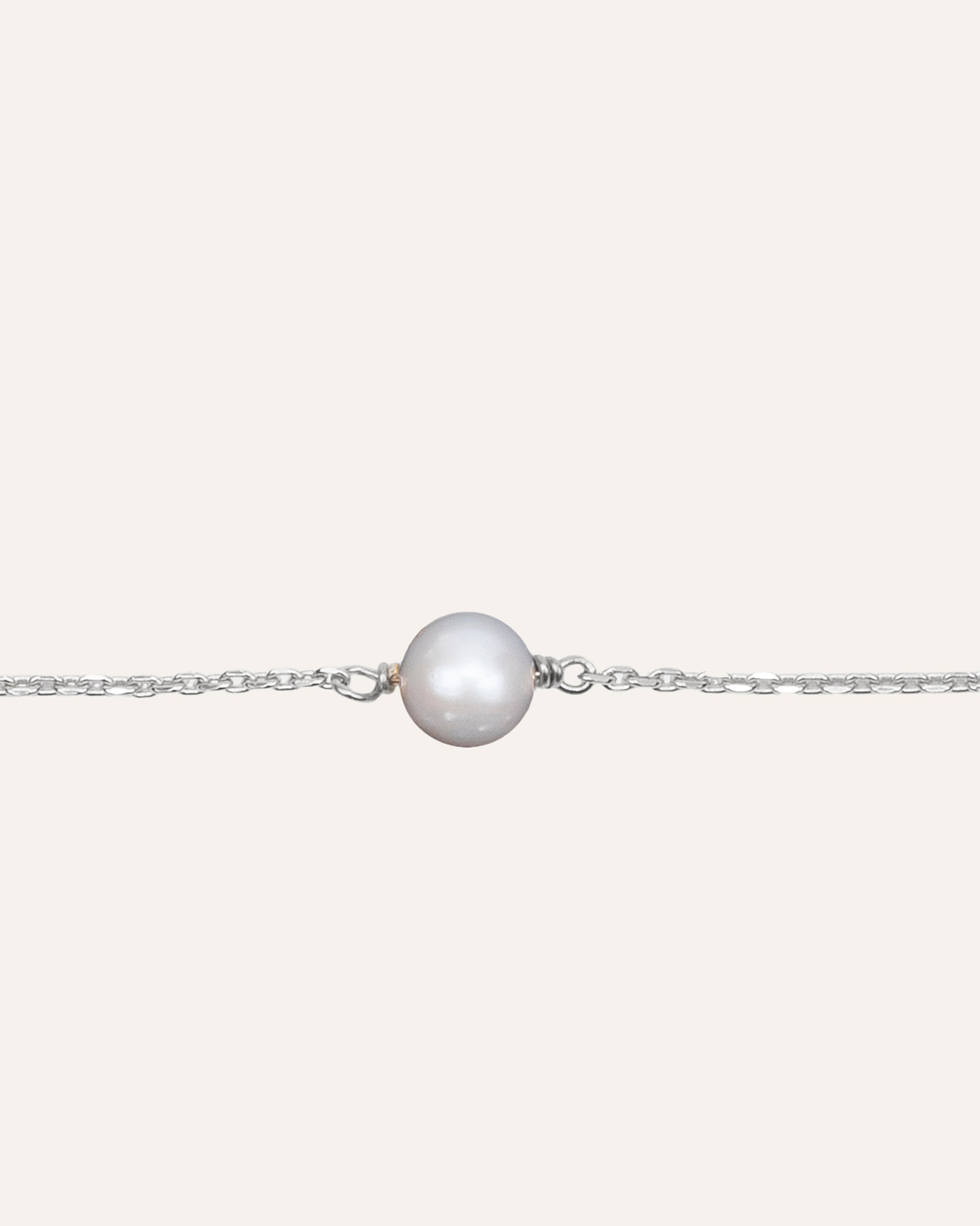 Fine forçat chain bracelet in 925 sterling silver with a small round cultured pearl, made in France.