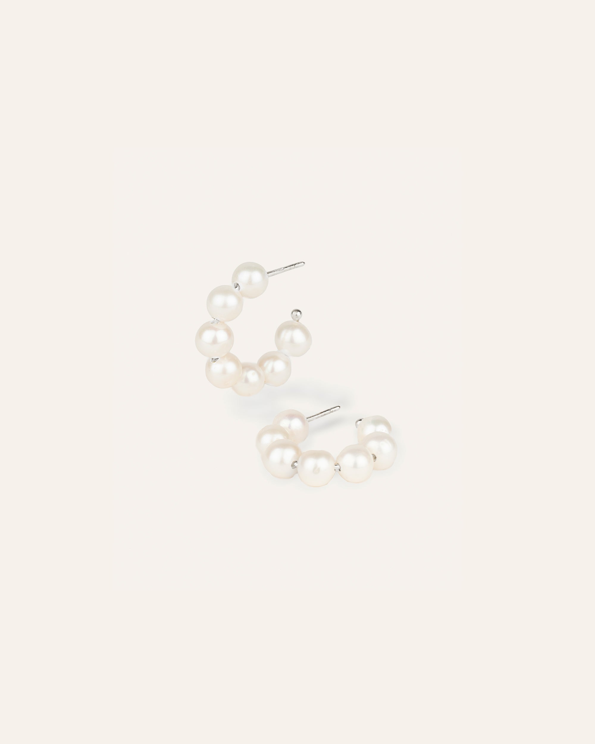 Créoles associées de perles de culture en argent massif 925 made in France.