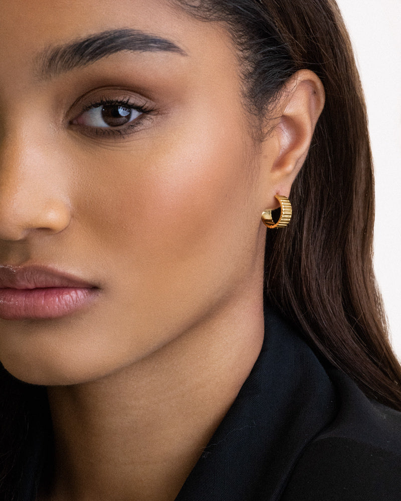 Kräftige Creolen mit Linienmotiv, 3-Mikron vergoldet, made in France.